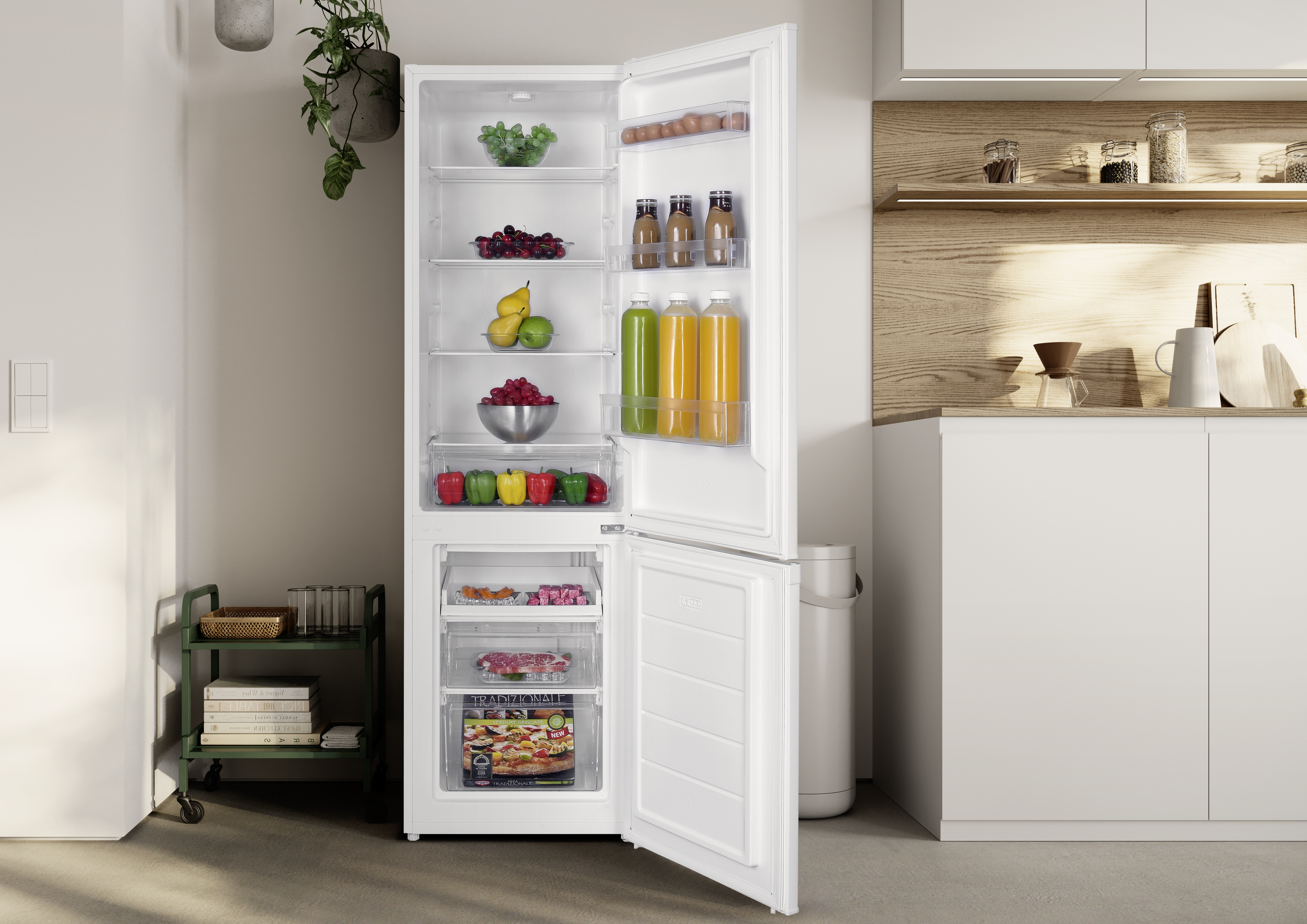 Offener weißer Kühlschrank mit Obst, Gemüse, Eiern, Getränken und gefrorenen Lebensmitteln.