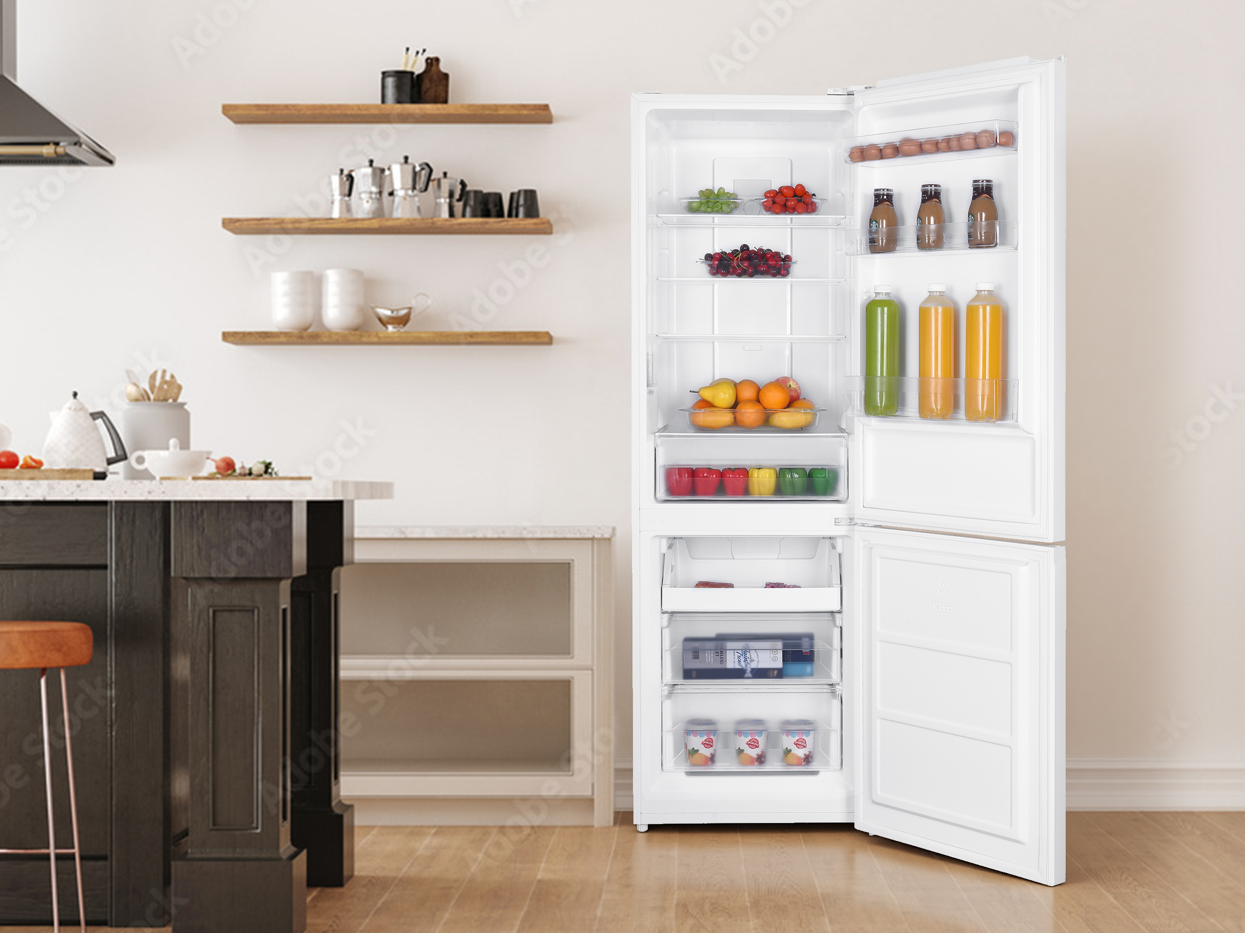 Un refrigerador abierto lleno de comida y bebidas en estantes.