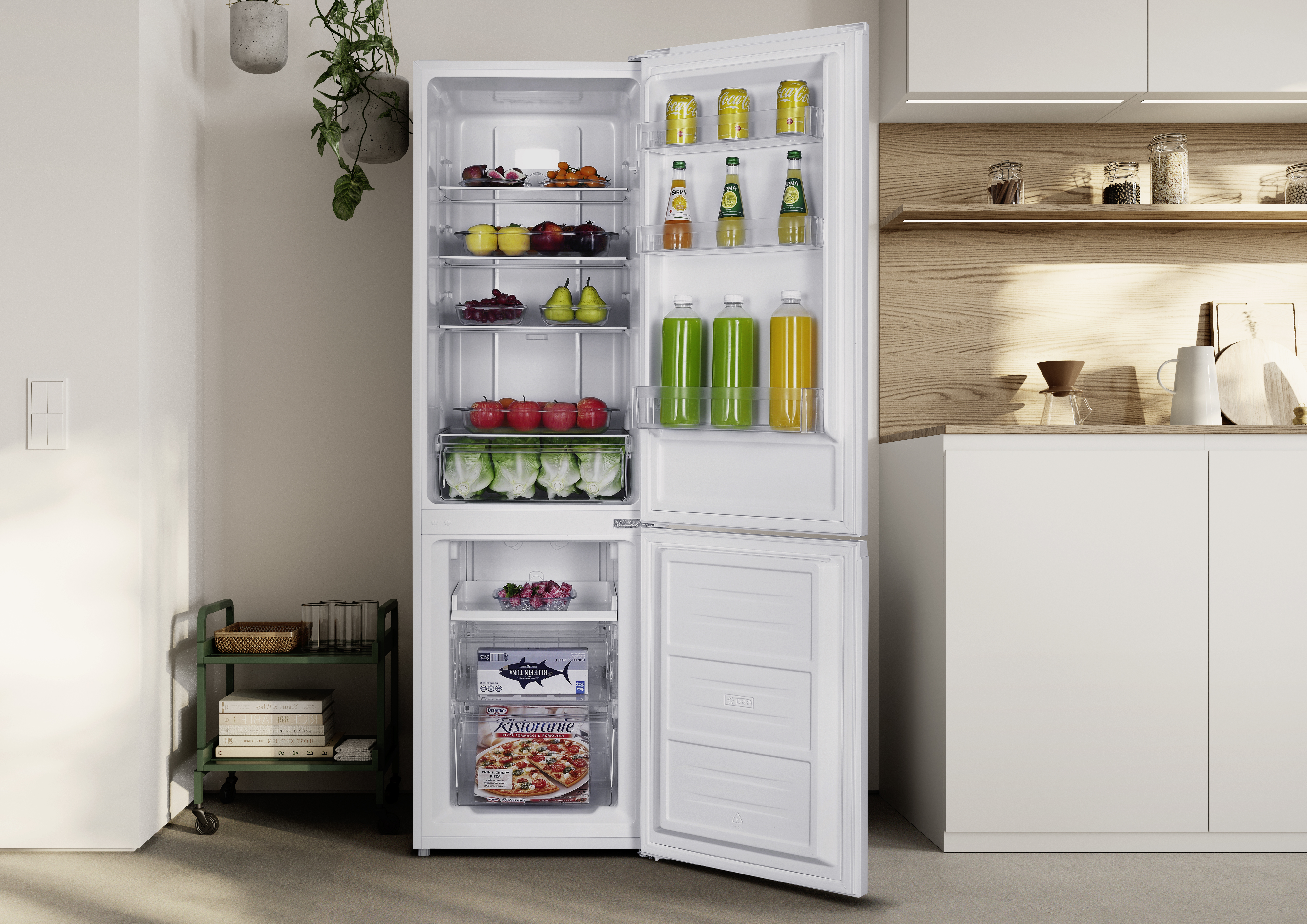 Ein offener weißer Kühlschrank mit Lebensmitteln und Getränken auf den Regalen.