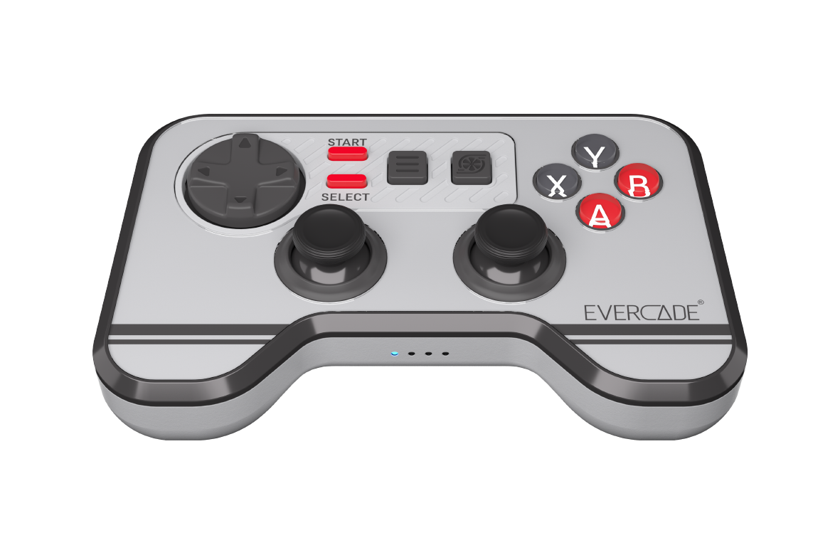 Ein silberner Gamecontroller mit zwei Joysticks, D-Pad, Knöpfen und „EVERCADE“ Schriftzug.
