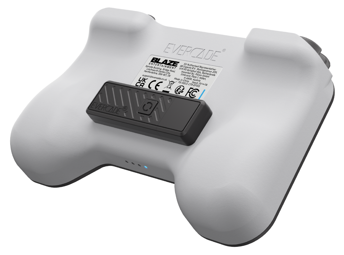 Ein weißer Evercade-Controller mit Beschriftungen und einem schwarzen Aufsatz.