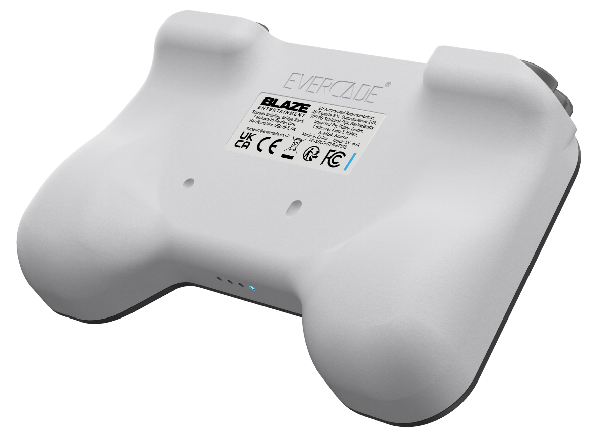 Weiße Gaming-Controller-Rückseite mit Etiketten und blauen Ladeanzeigen.