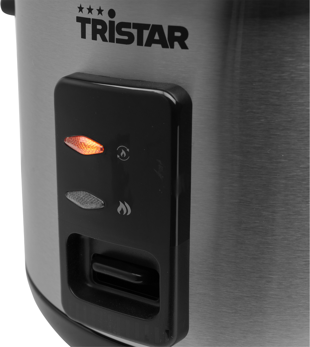 Una pentola per riso argentata con logo Tristar e spia rossa accesa.