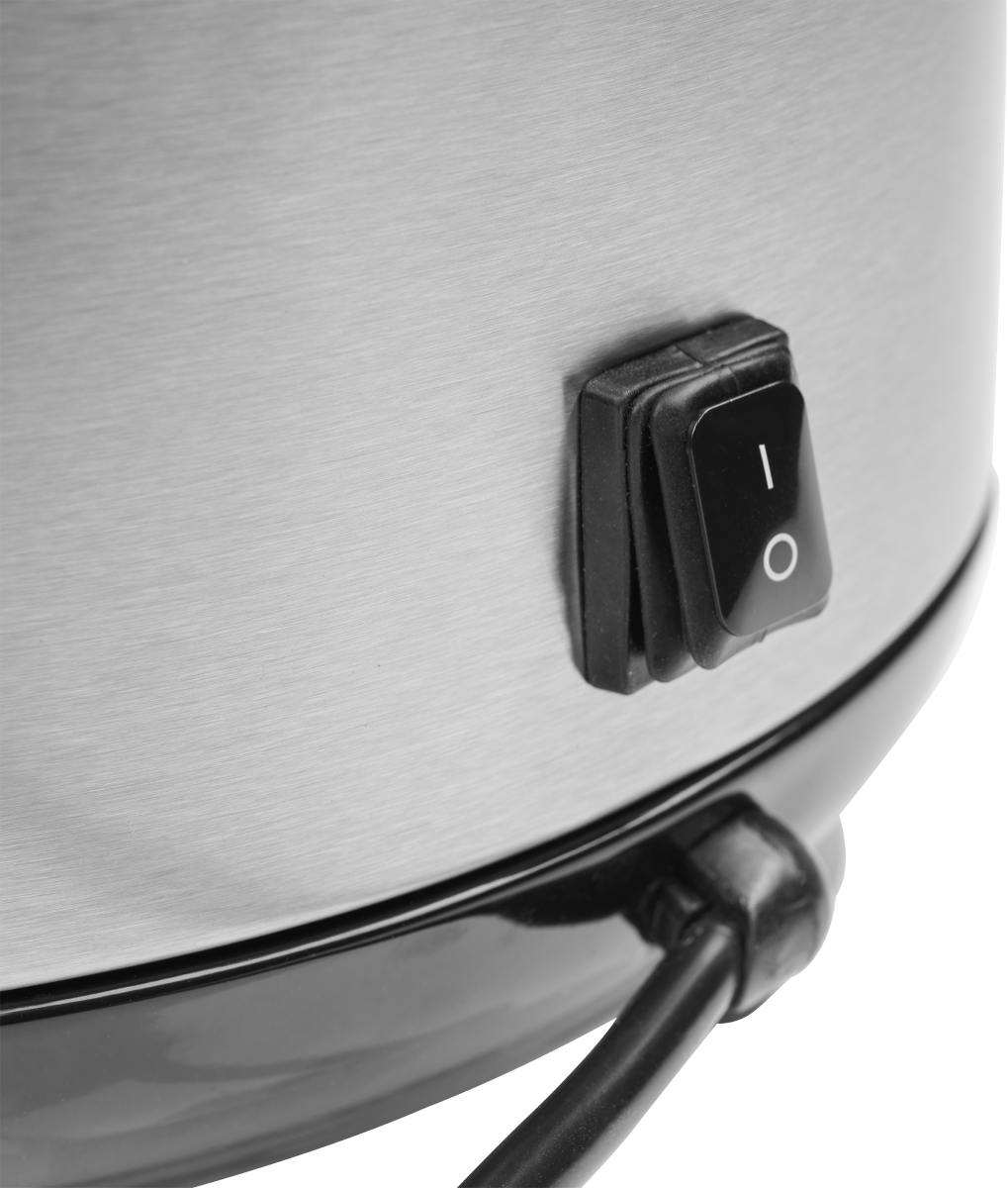 Un interruttore a bilanciere nero con simbolo I/O bianco su metallo.