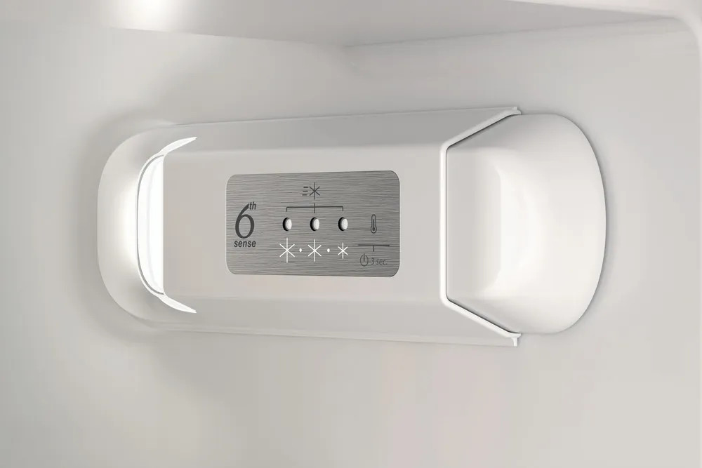 Panel sterowania lodówki z technologią 6th Sense i regulacją temperatury.