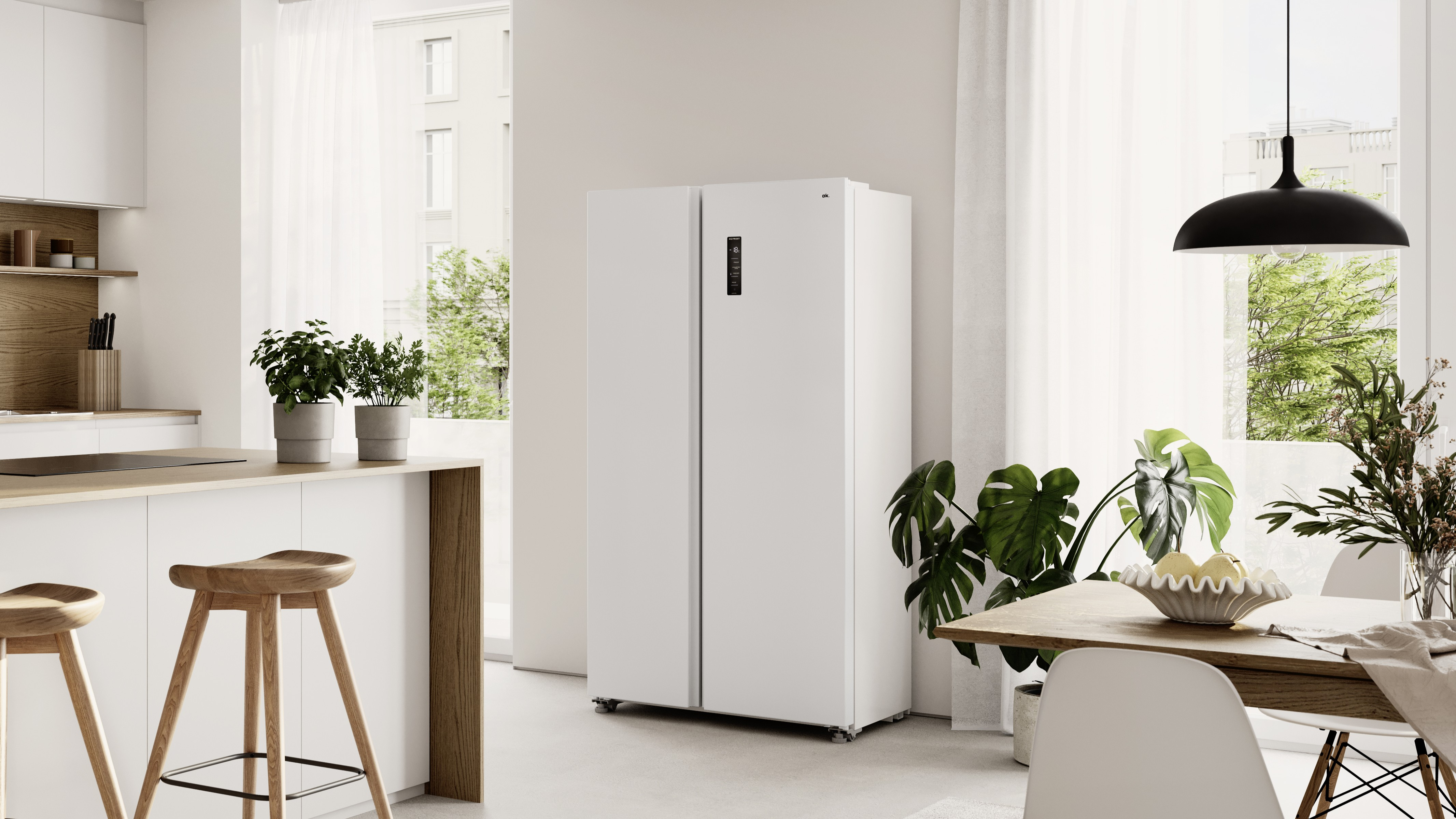 Moderna cocina blanca con refrigerador, taburetes y mesa de comedor.