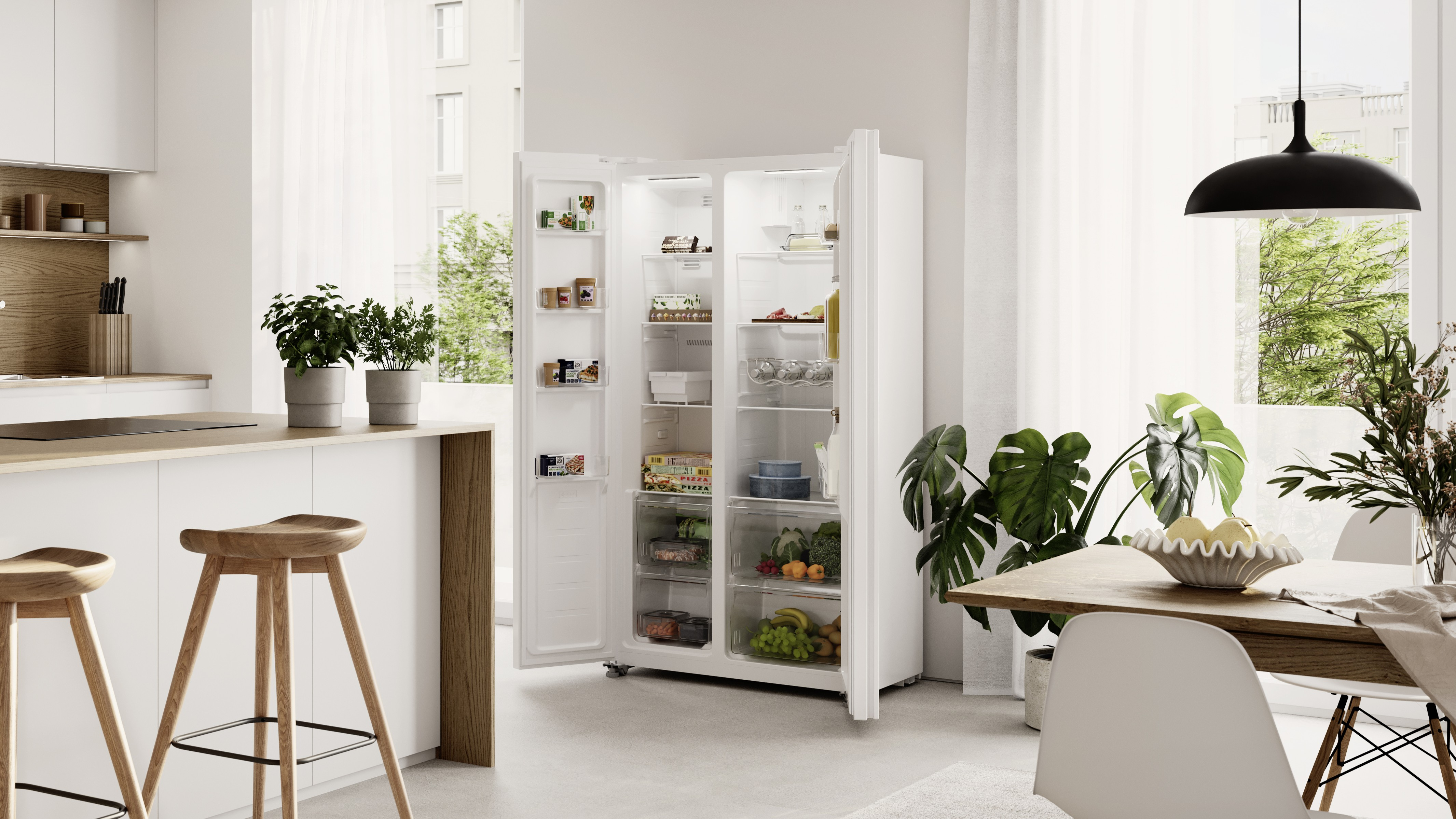Refrigerador abierto en cocina moderna con detalles de madera y plantas.