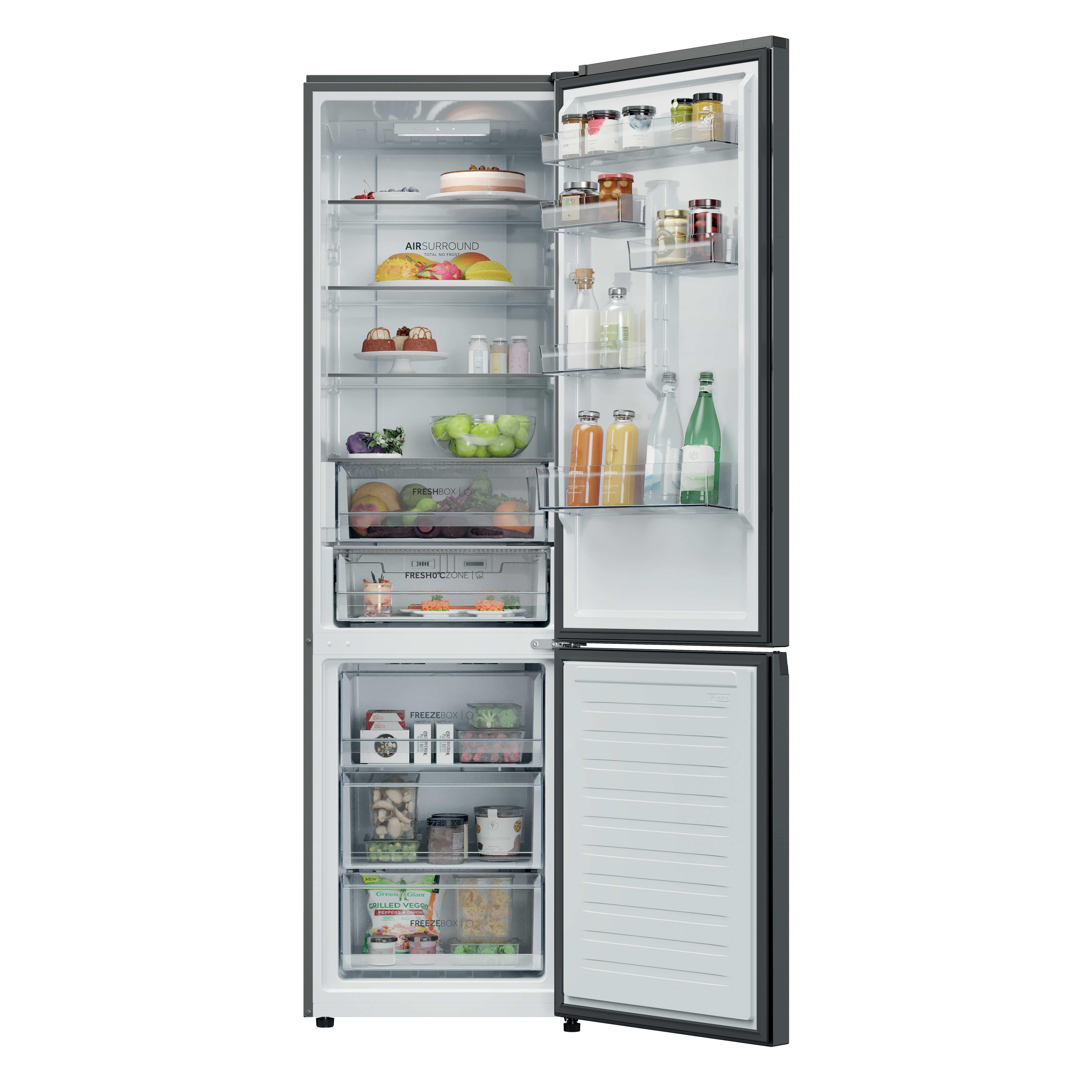 Ein offener Kühlschrank mit Lebensmitteln: Kuchen, Obst, Gemüse, Getränke und Gläser.