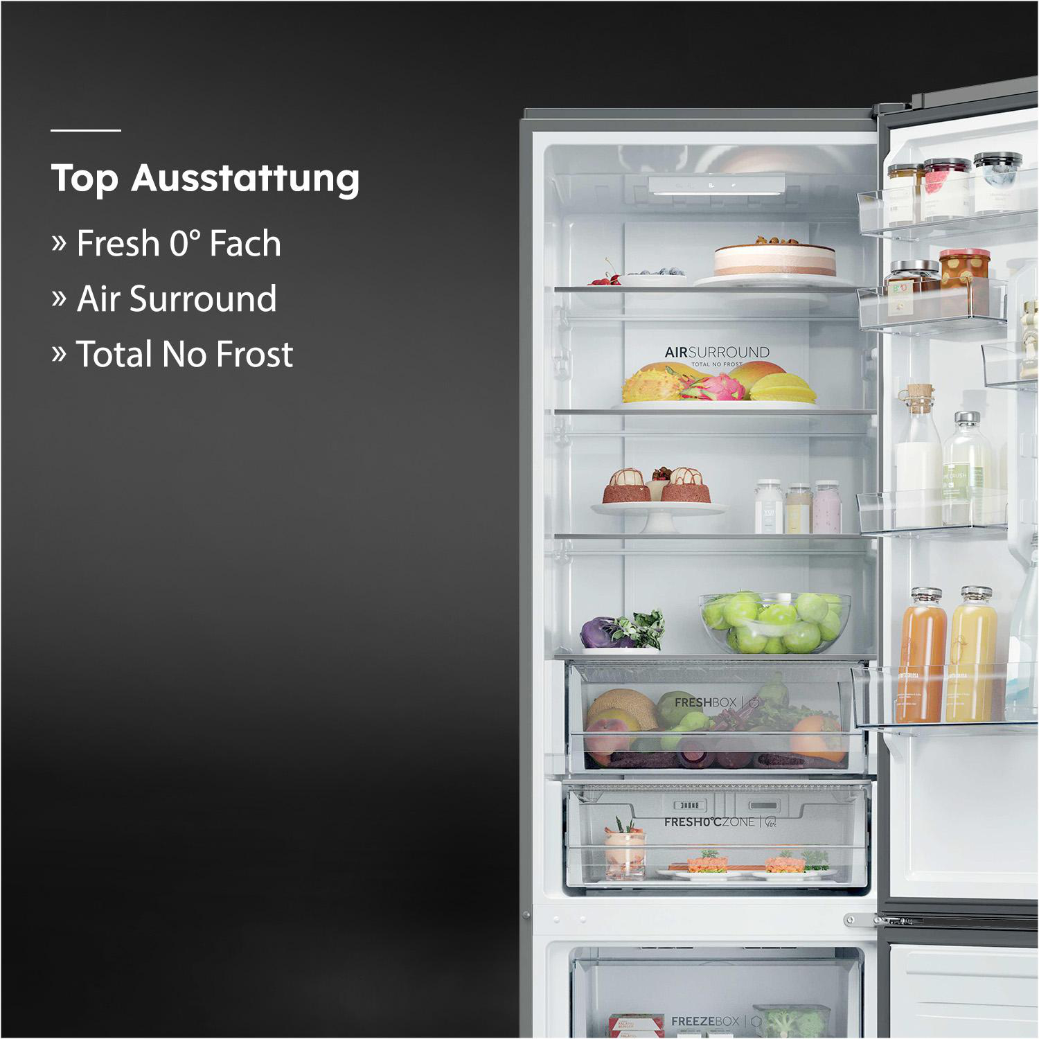 Ein offener Kühlschrank mit Lebensmitteln wie Kuchen, Obst und Getränken.