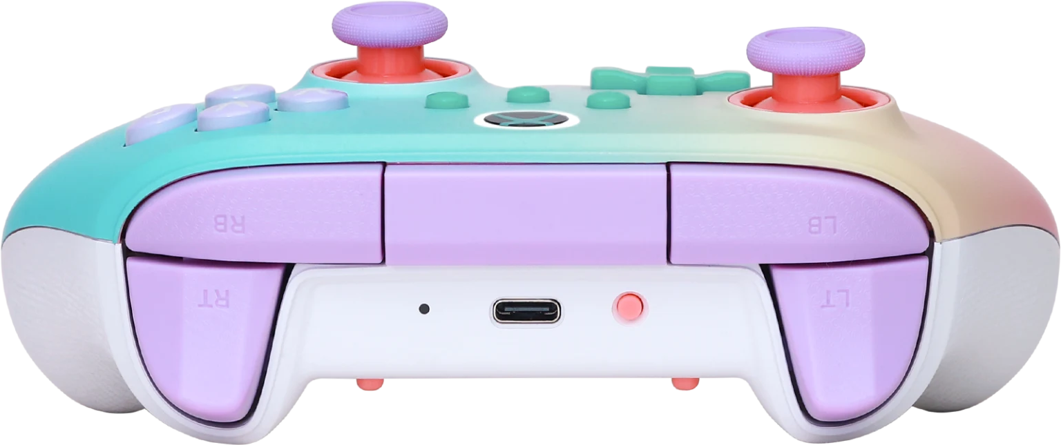 Pasztell szivárvány színű gamer kontroller lila joystickokkal és gombokkal.