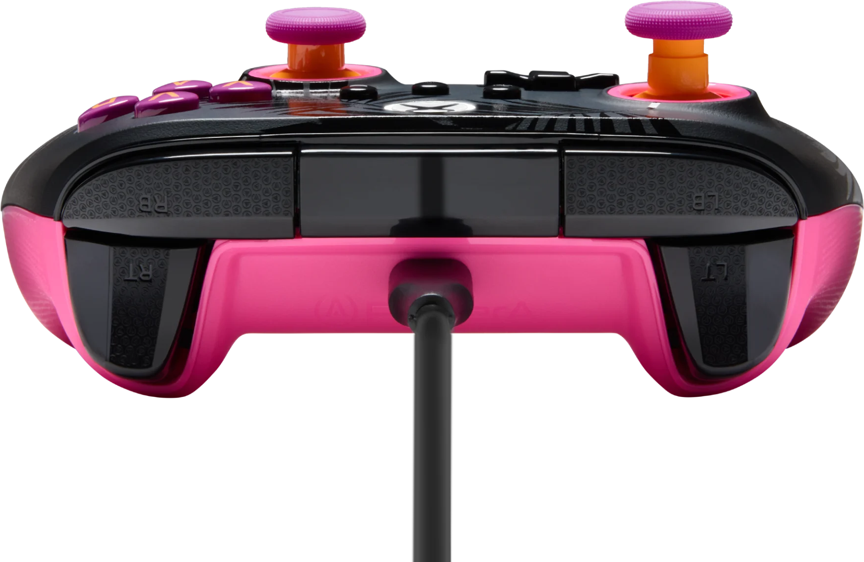 Egy rózsaszín Xbox kontroller fekete díszítéssel és lila gombokkal. Kábel csatlakozik az aljába.