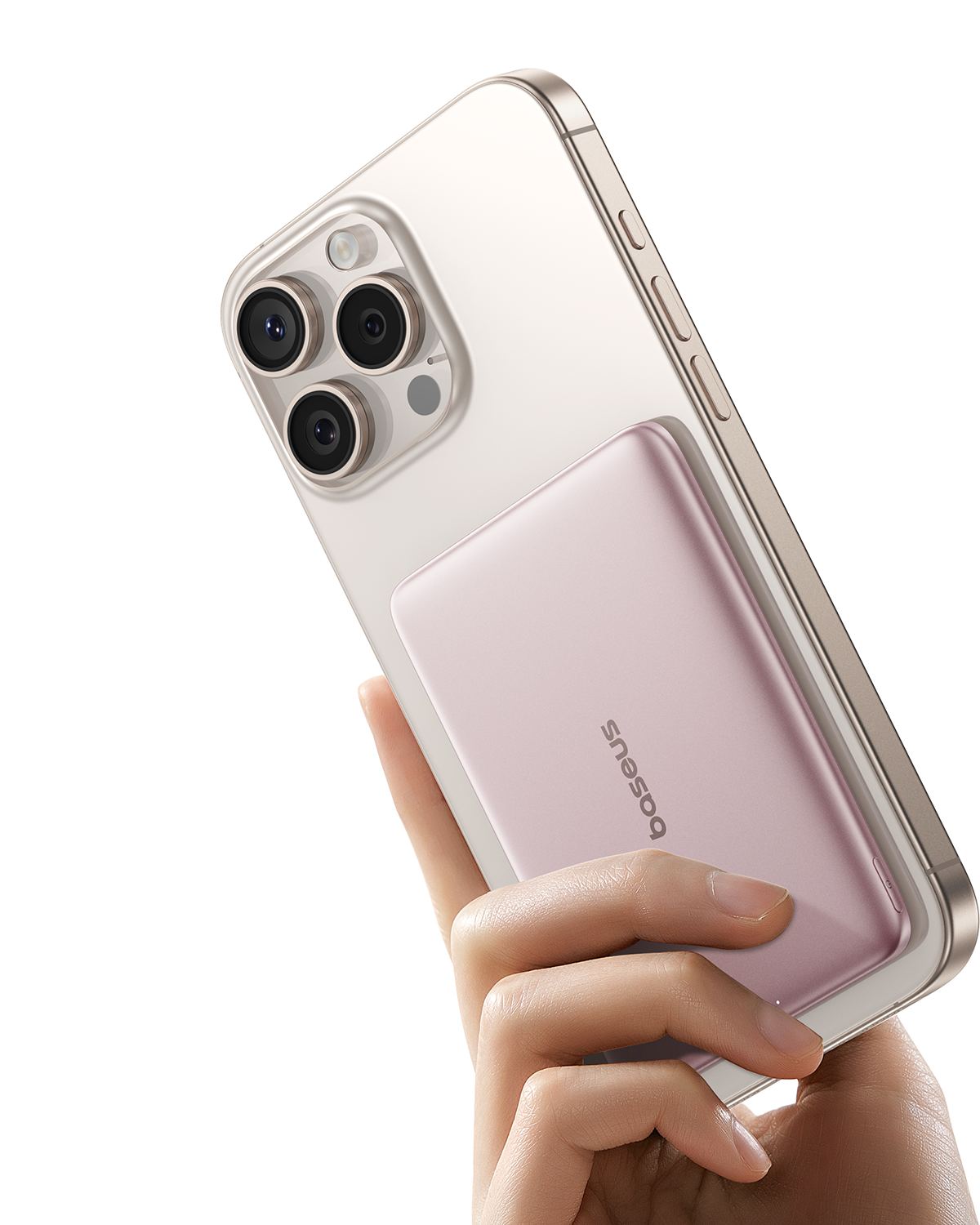 Una mano sostiene un teléfono inteligente con un banco de energía rosa al fondo.