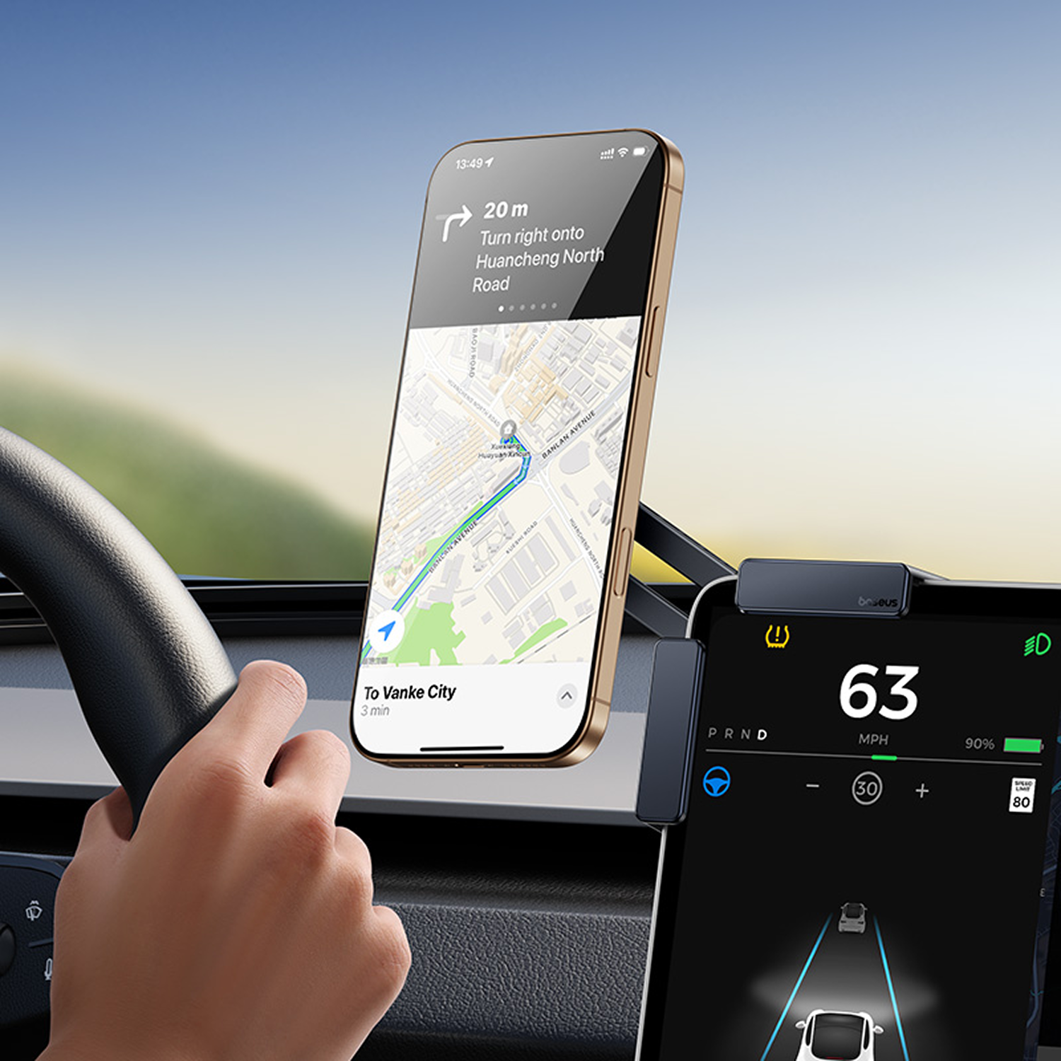 Mano en el volante sostiene teléfono con navegación. Pantalla del coche muestra velocidad.