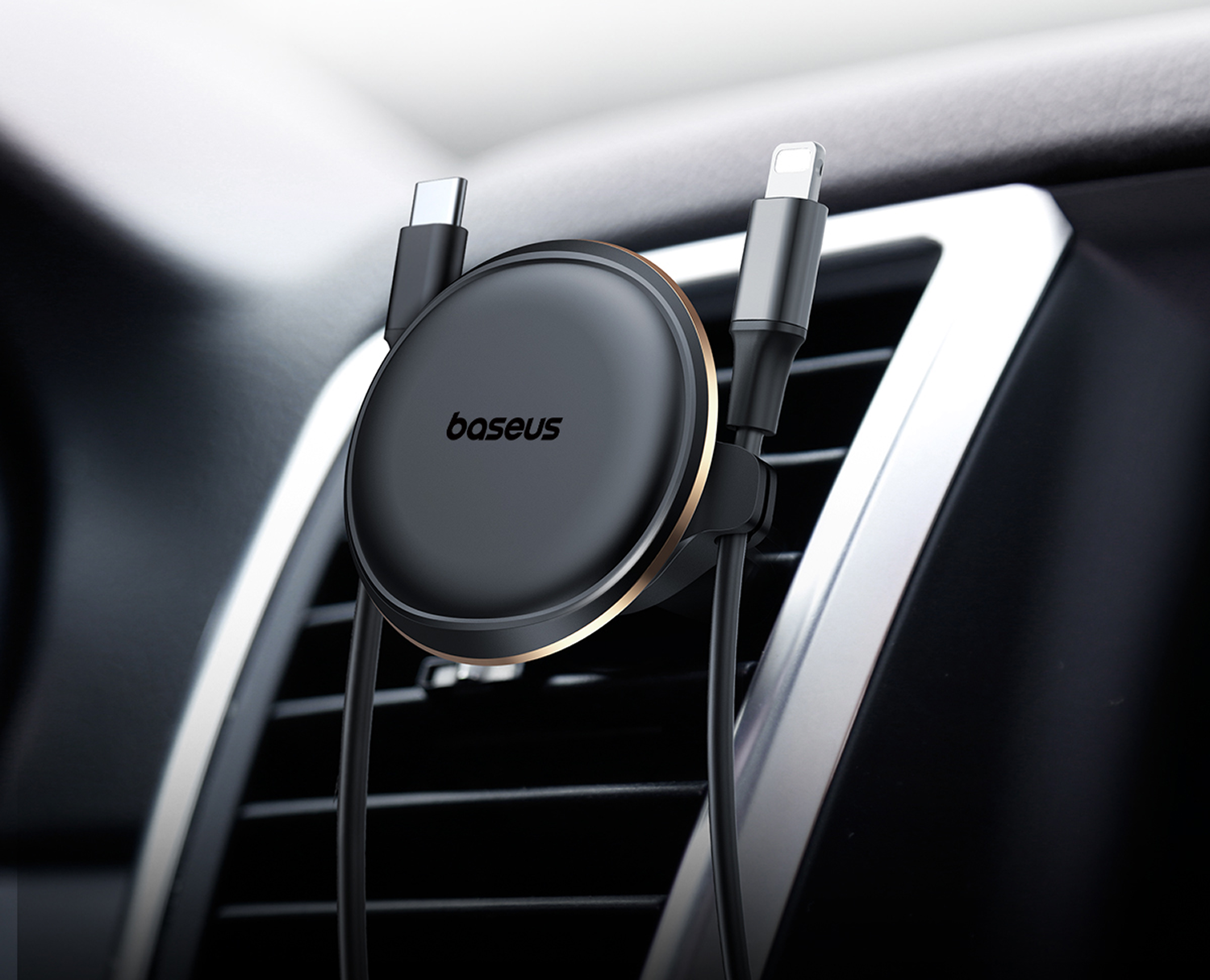 Soporte para coche Baseus con cables USB-C y Lightning en una rejilla.