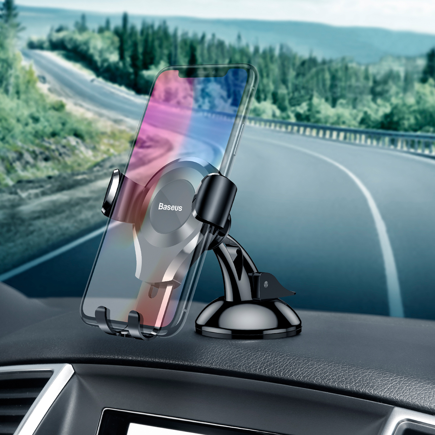 Soporte para teléfono en salpicadero de coche con fondo de carretera y bosque.