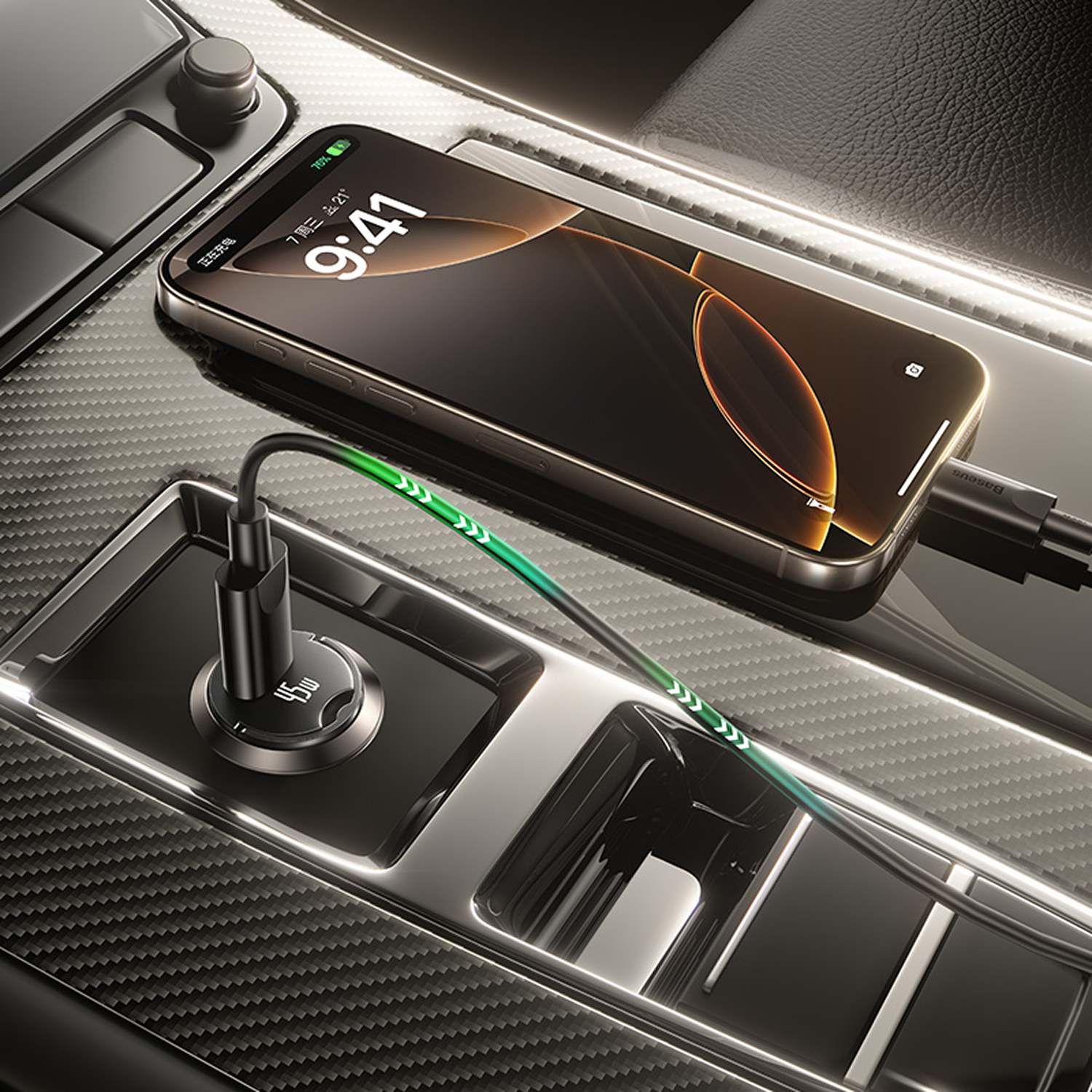 Un smartphone se carga en un coche a través de un cable USB. La pantalla muestra 9:41.