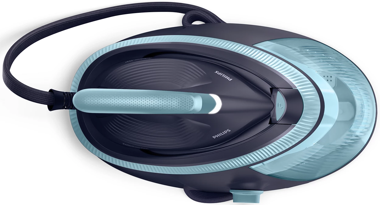 Fer à vapeur bleu foncé avec des accents turquoise et un cordon en tissu.