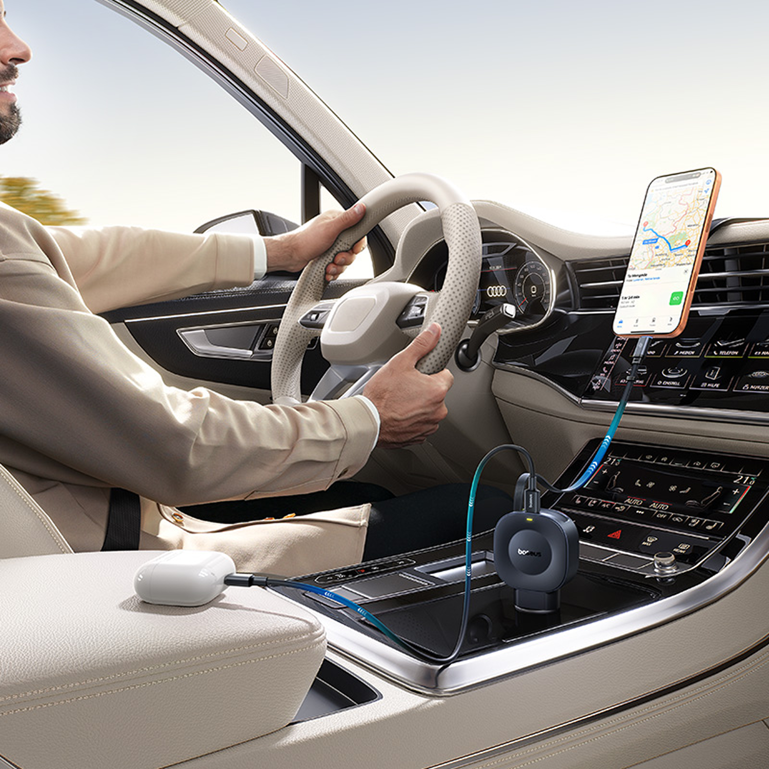 Hombre conduciendo coche, teléfono con navegación, cable de carga y estuche.