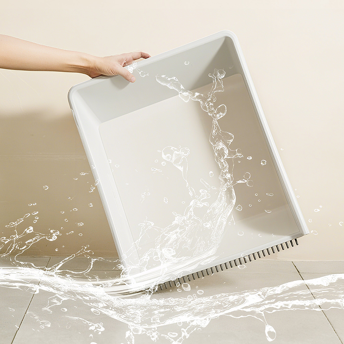 Eine Hand hält eine weiße Schaufel, während Wasser überläuft.