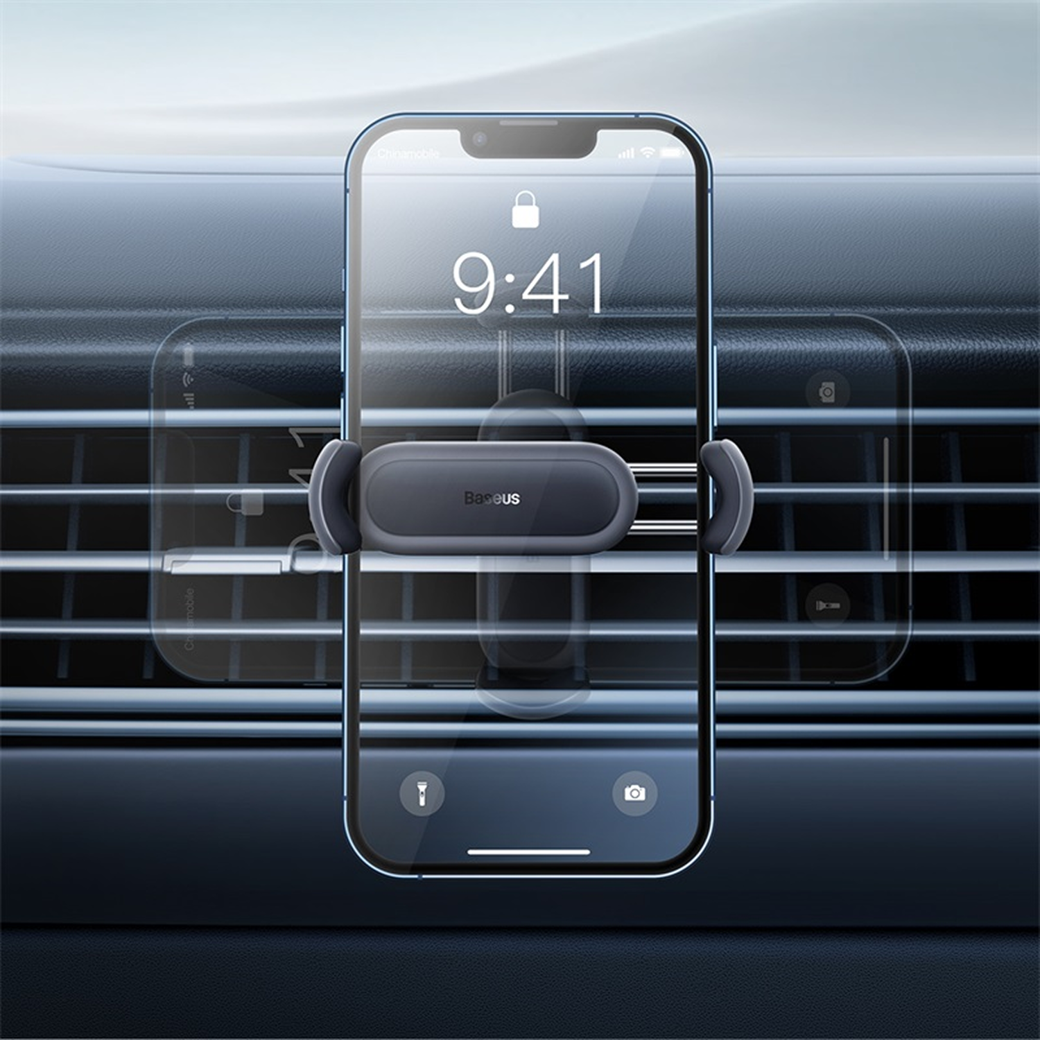Un soporte gris para teléfono de coche está en una rejilla de ventilación. Un iPhone está sujeto.