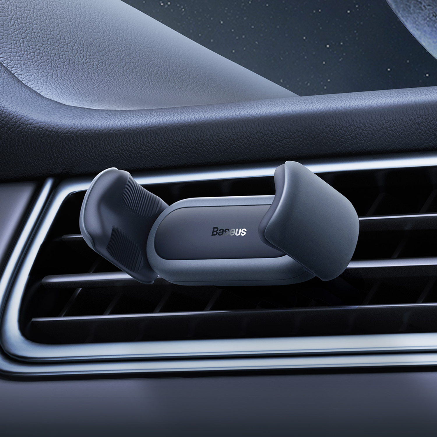 Soporte de teléfono gris en ventilación de coche, con cielo estrellado de fondo.