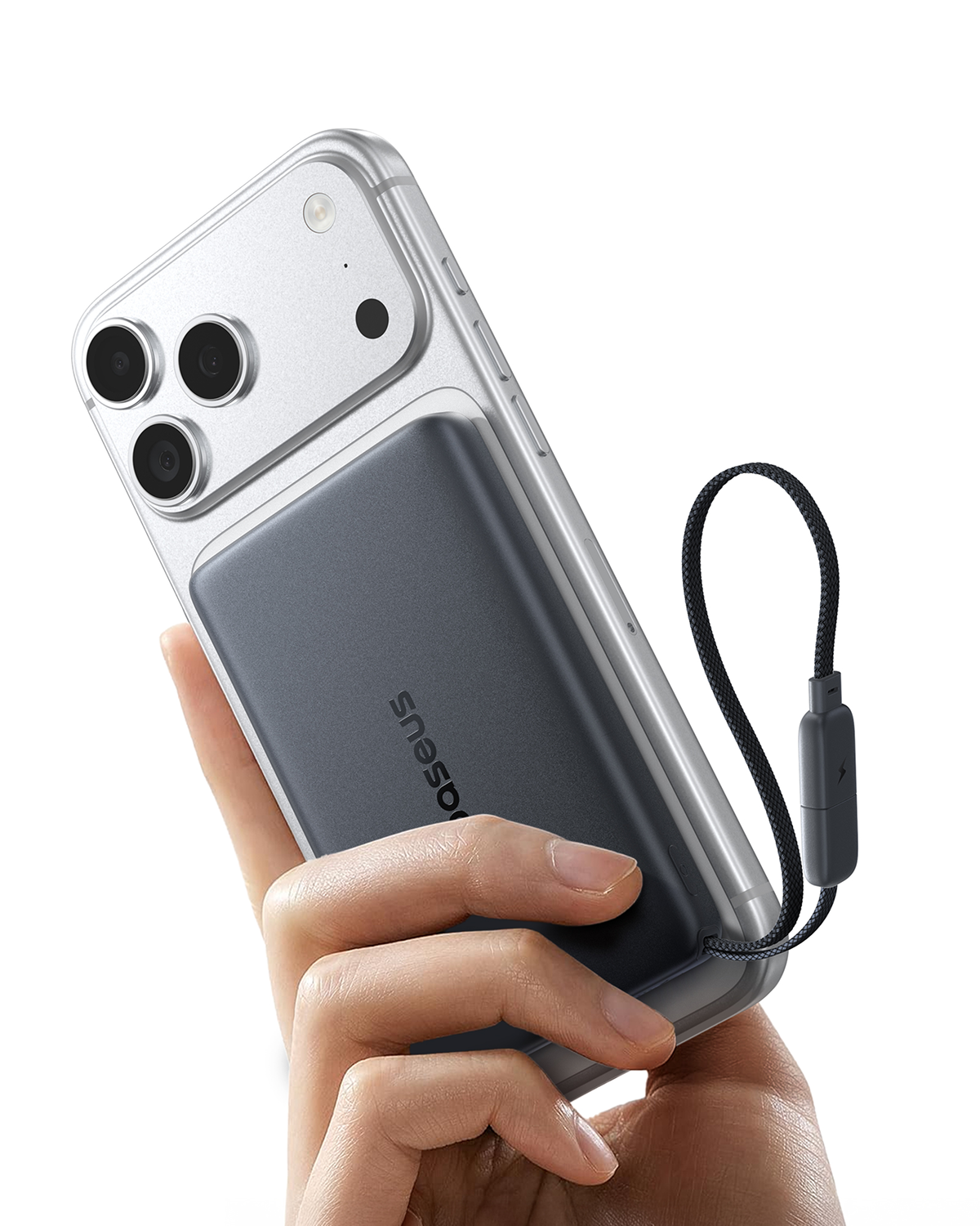 Una mano sostiene un smartphone con funda oscura y un cordón.
