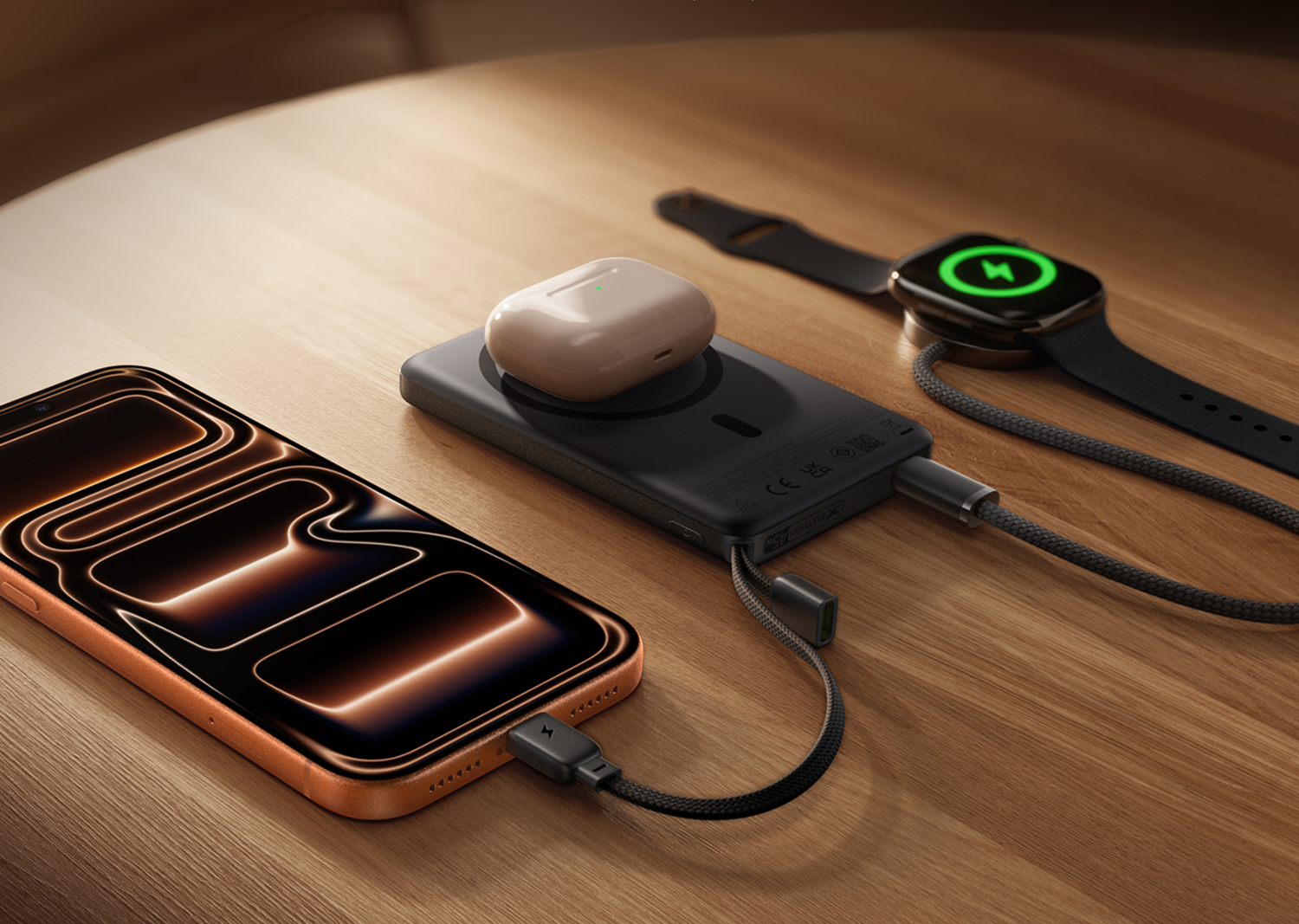 Cargador con teléfono, auriculares y reloj inteligente en mesa de madera.