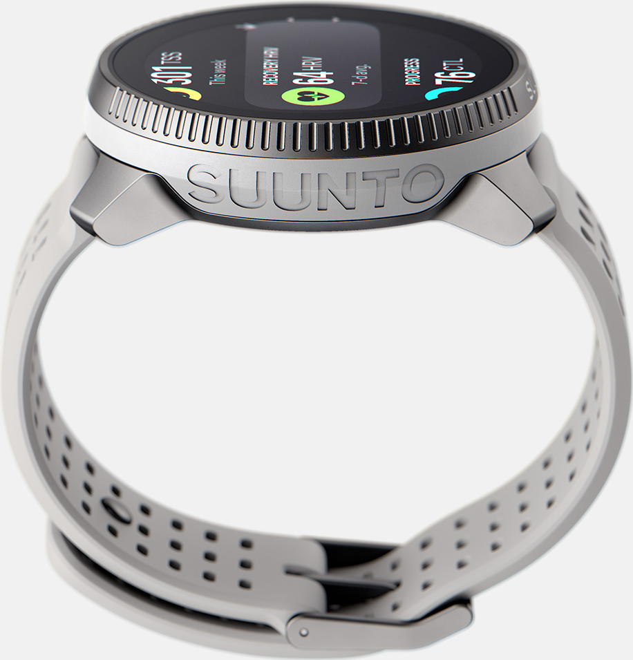 Graue Suunto Smartwatch mit weißem Armband, zeigt Trainingsdaten auf dem Display.