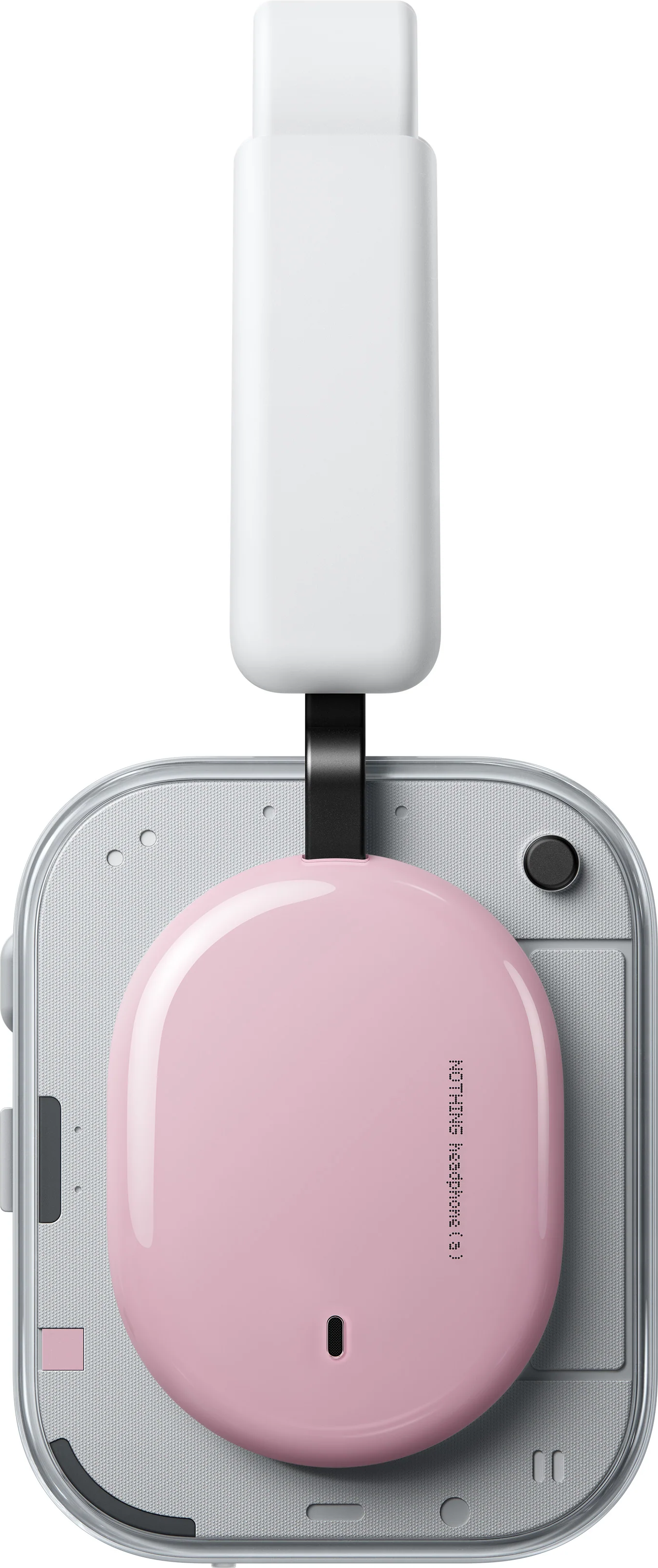 Un étui de chargement rose avec un câble USB-C blanc et un boîtier argenté.