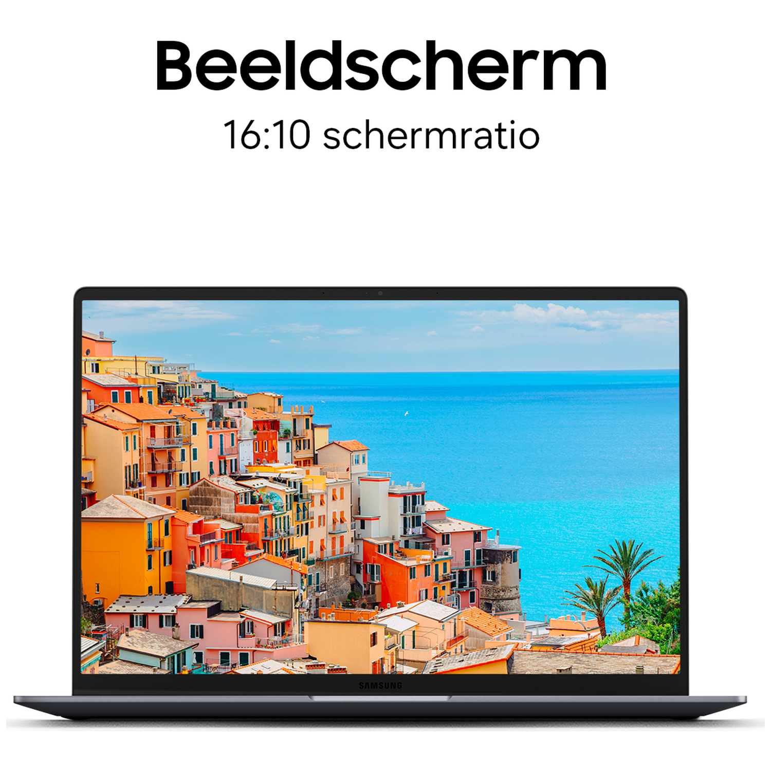 Een laptop toont een kleurrijk kustplaatsje met kleurrijke gebouwen.