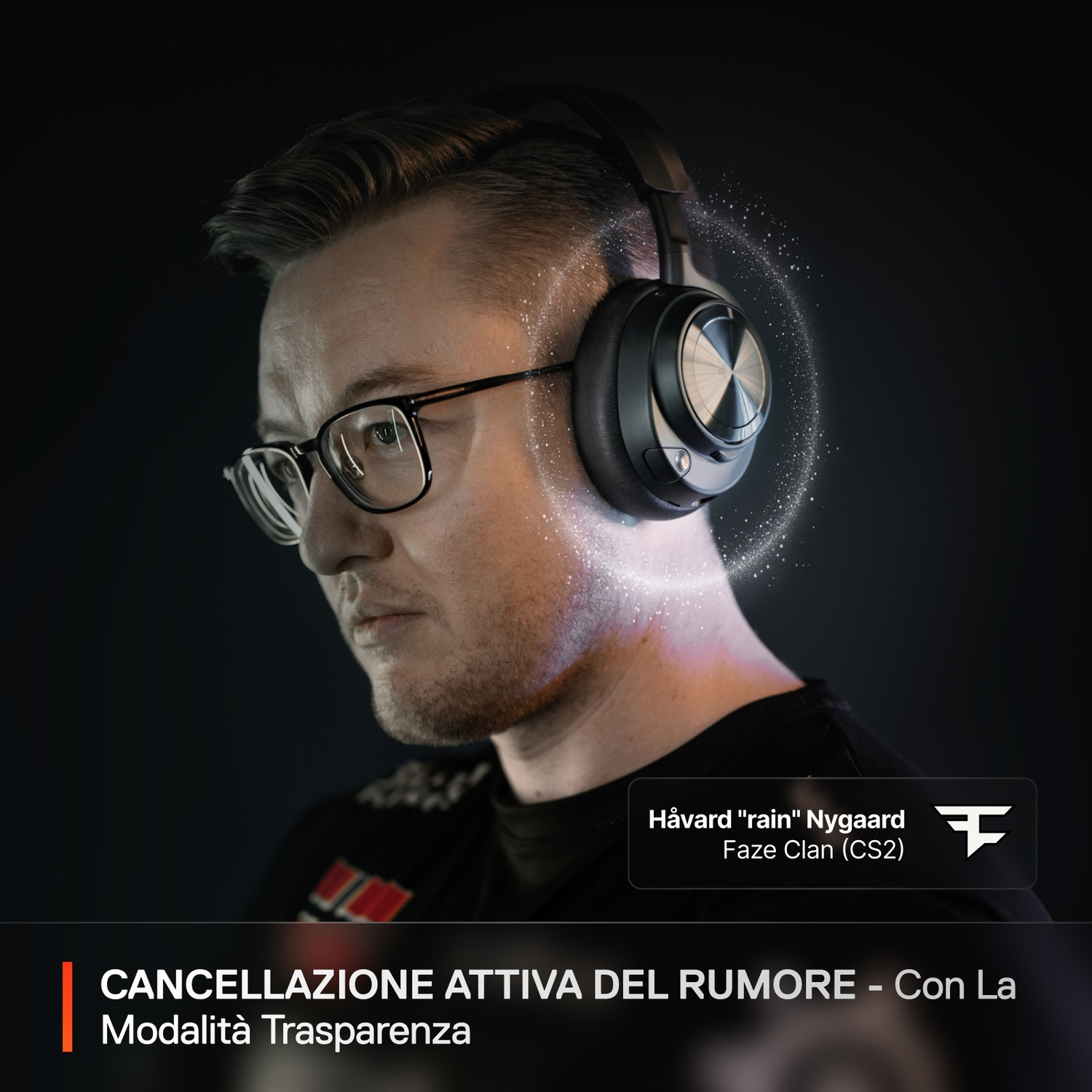 Un uomo con occhiali indossa cuffie. Particelle scintillanti circondano la testa.