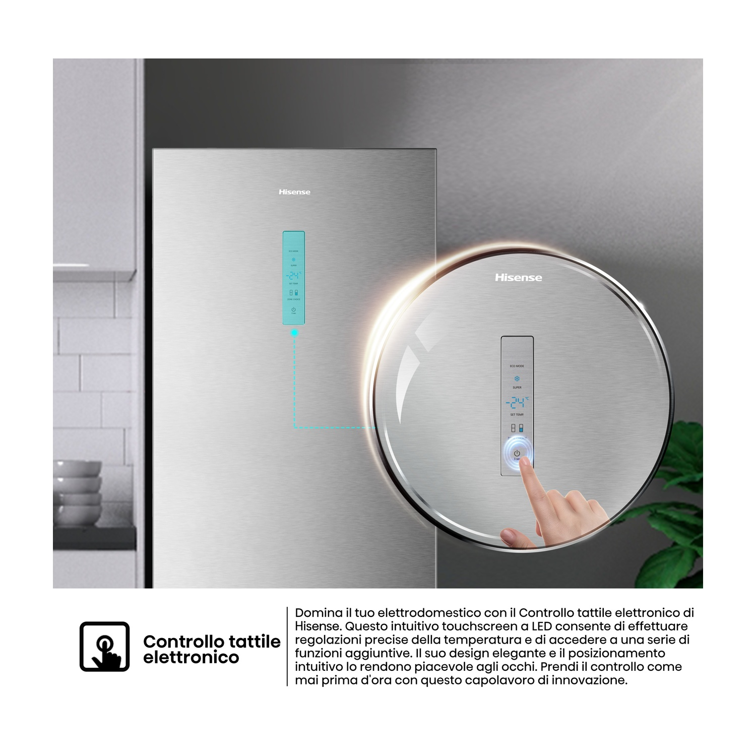 Frigorifero Hisense argento con pannello di controllo touchscreen. Una mano tocca il pulsante di accensione.