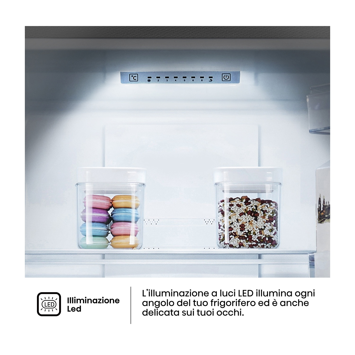 Interno frigorifero con illuminazione LED, contenitori con macarons e chicchi.