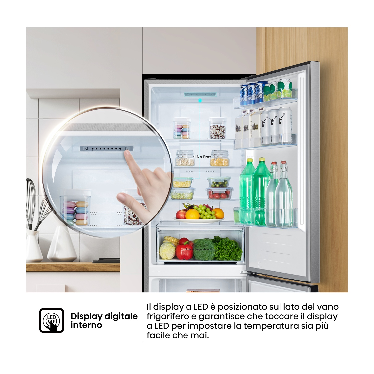 Un dito preme il display a LED all'interno di un frigorifero aperto.