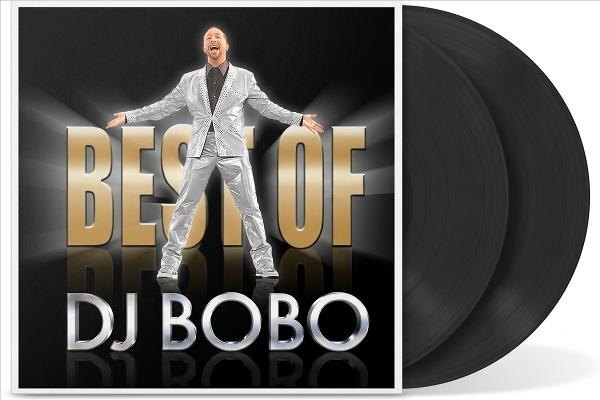 DJ Bobo in glitzerndem Anzug vor "Best Of"-Schriftzug, daneben schwarze Schallplatten.