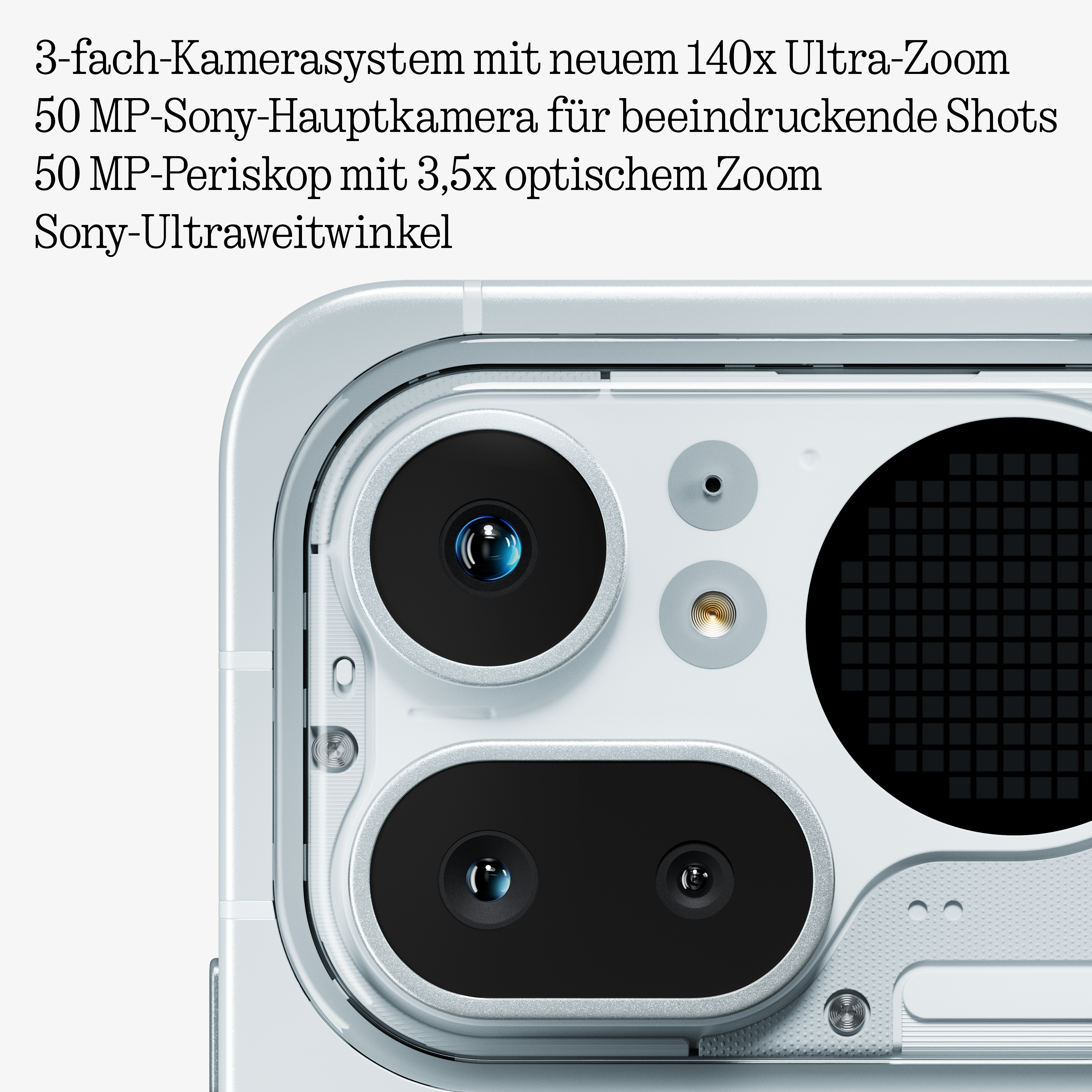 Detailaufnahme der Rückseite eines weißen Smartphones mit drei Kameralinsen.