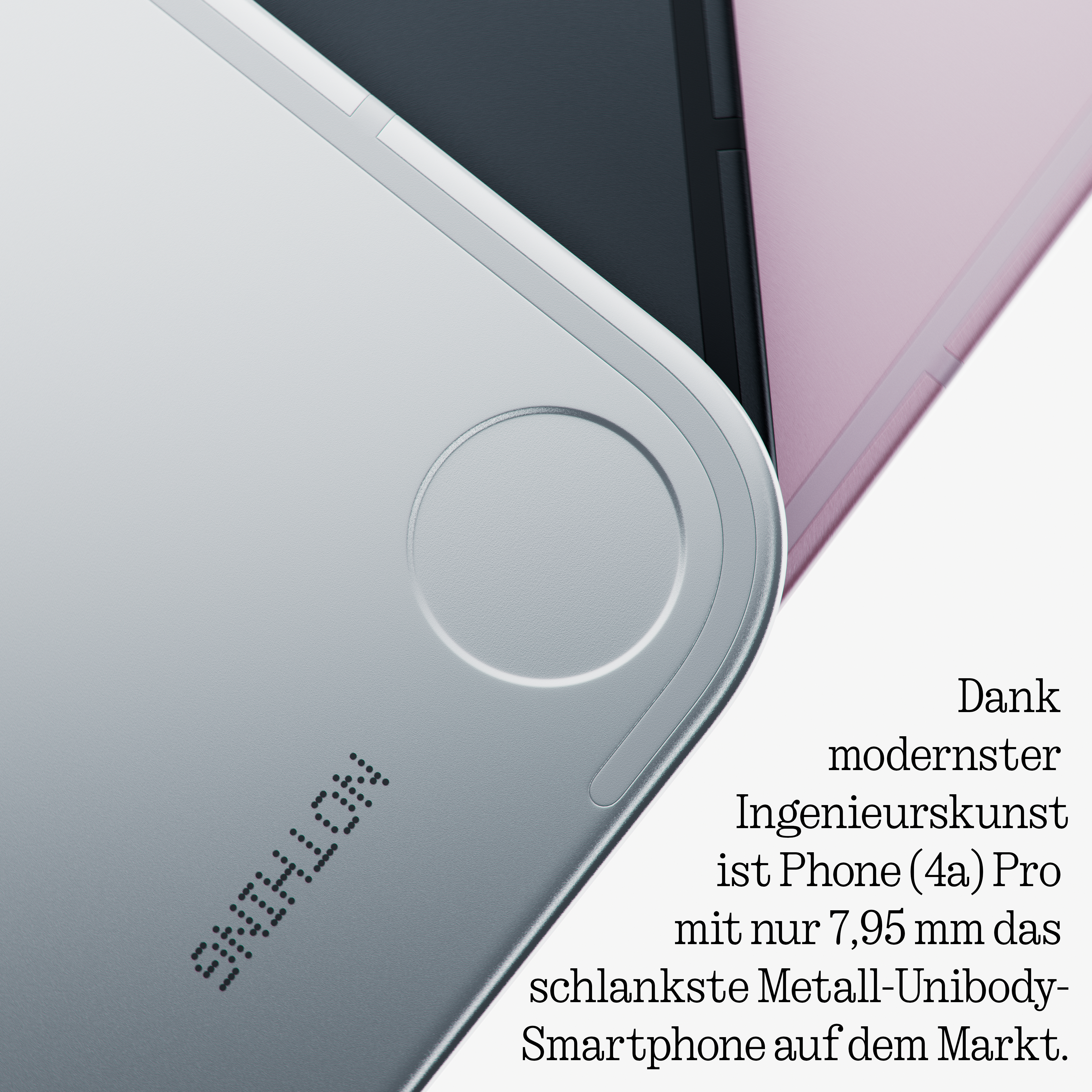 Primo piano di uno smartphone argentato con logo, accanto a uno rosa.