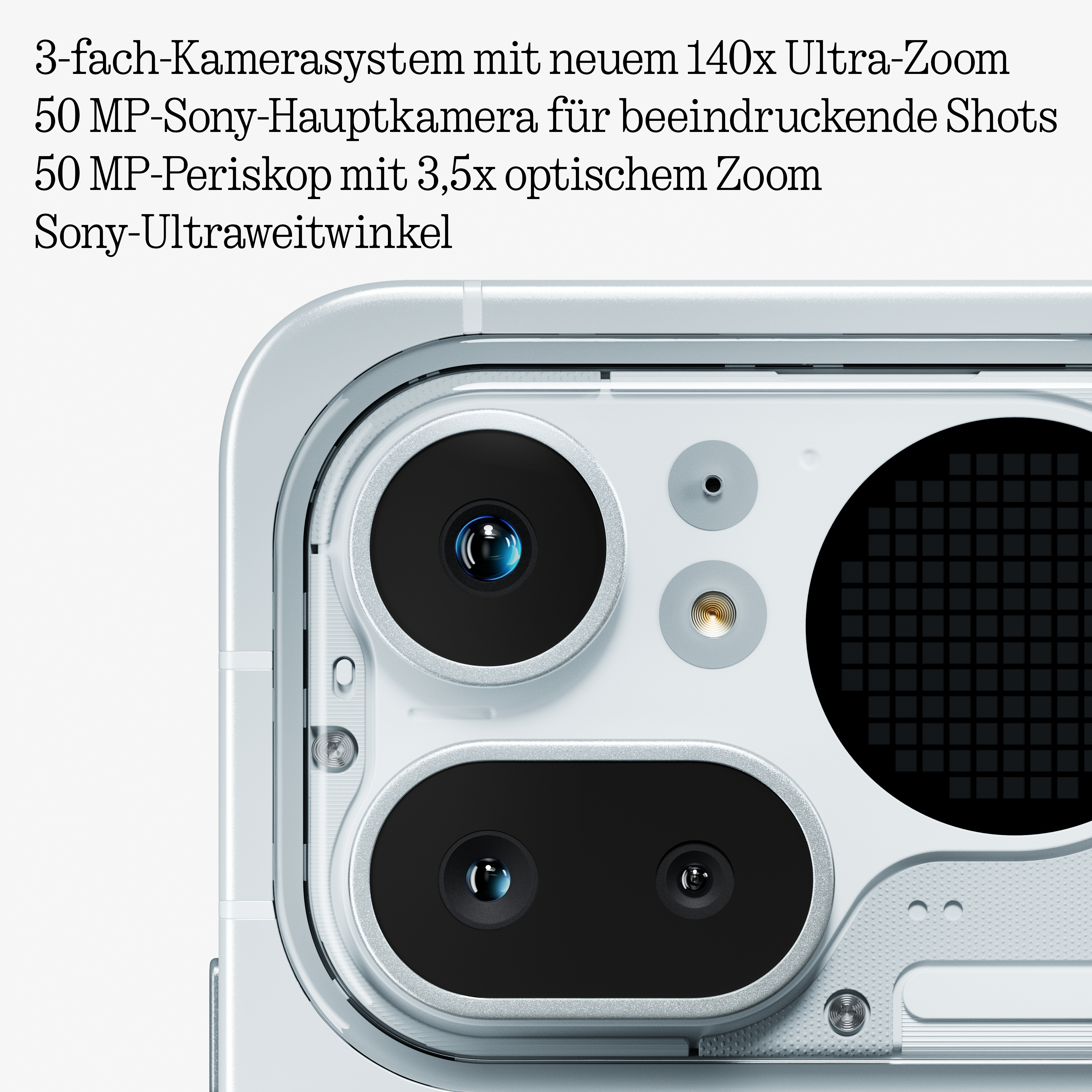 Primo piano di uno smartphone con tre obiettivi e flash.