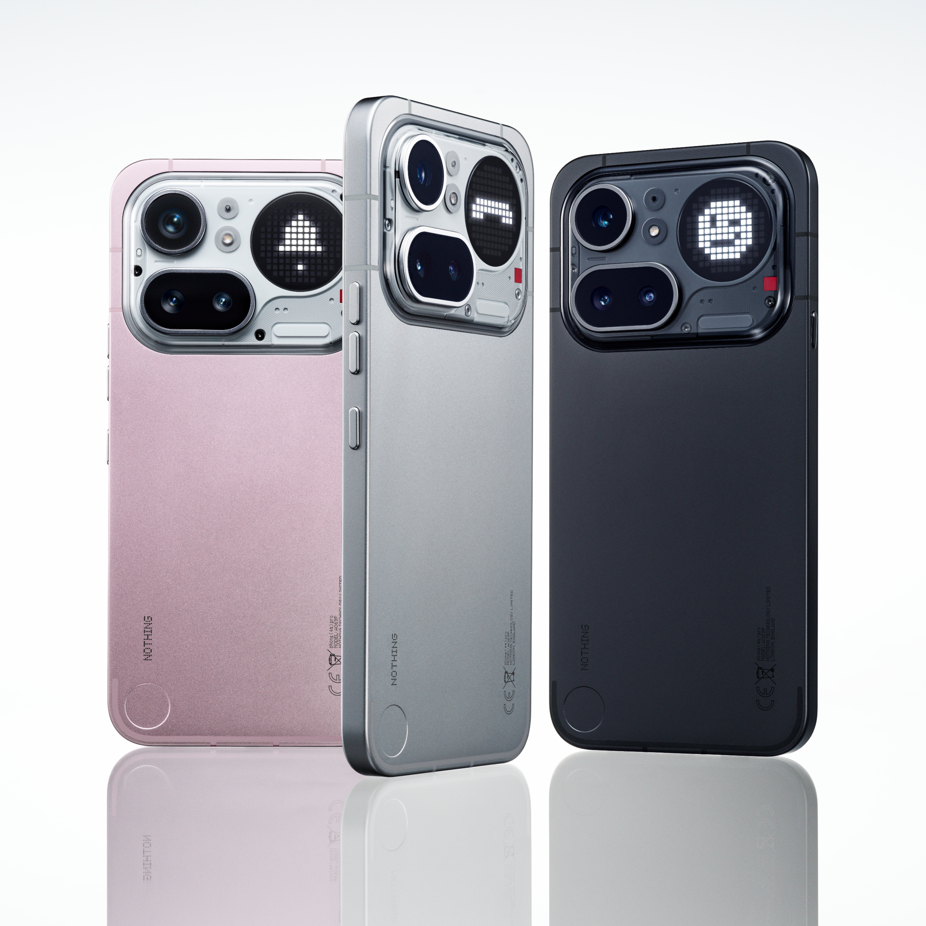 Tre smartphone rosa, argento e nero sono visualizzati uno accanto all'altro.
