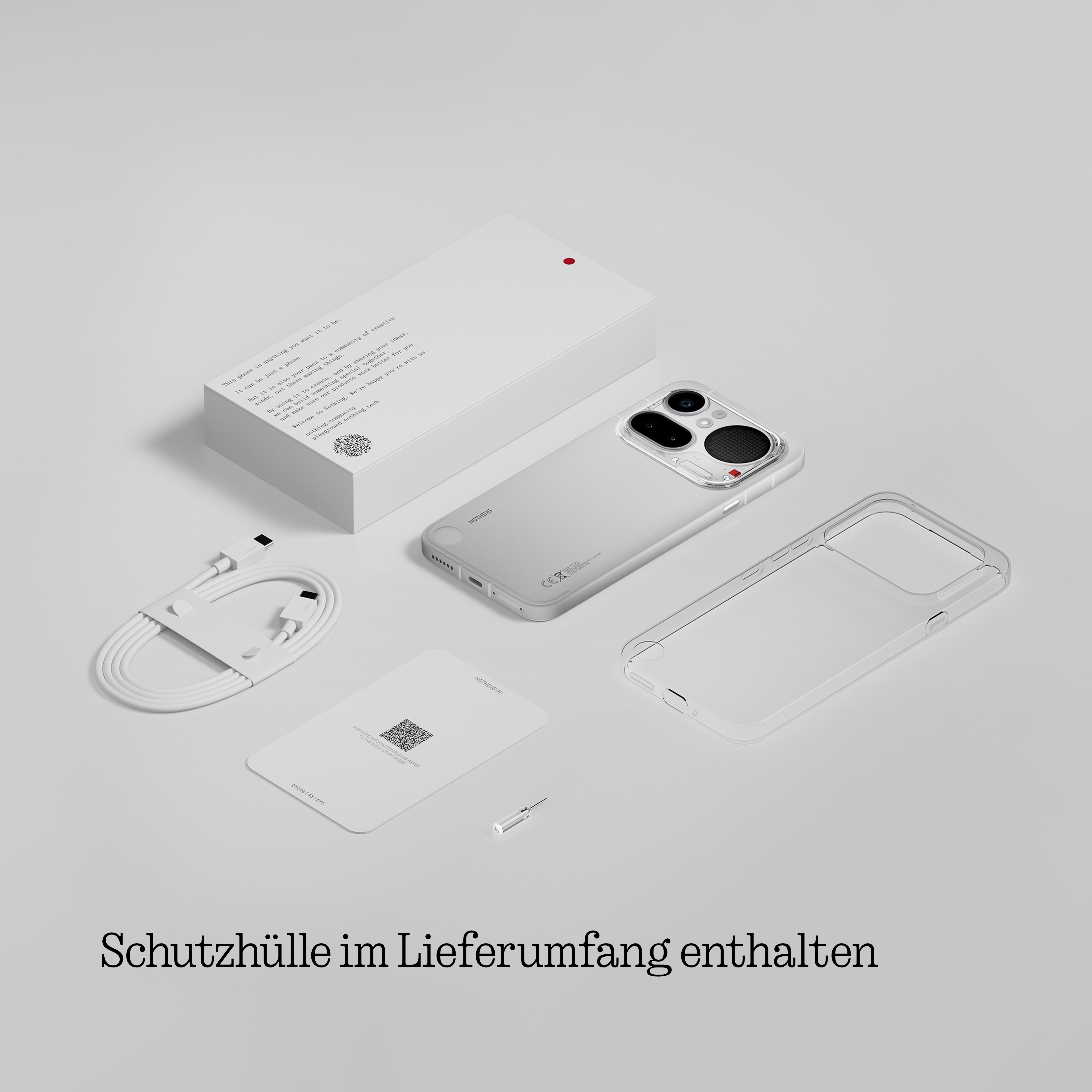 Uno smartphone bianco con accessori, incluso cavo di ricarica e custodia.