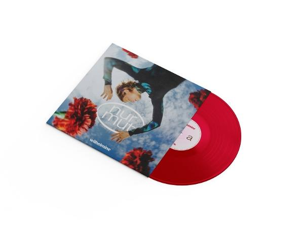 Rote Vinylplatte mit Albumcover, Person im Himmel und roten Blumen. Titel: wilhelmine.