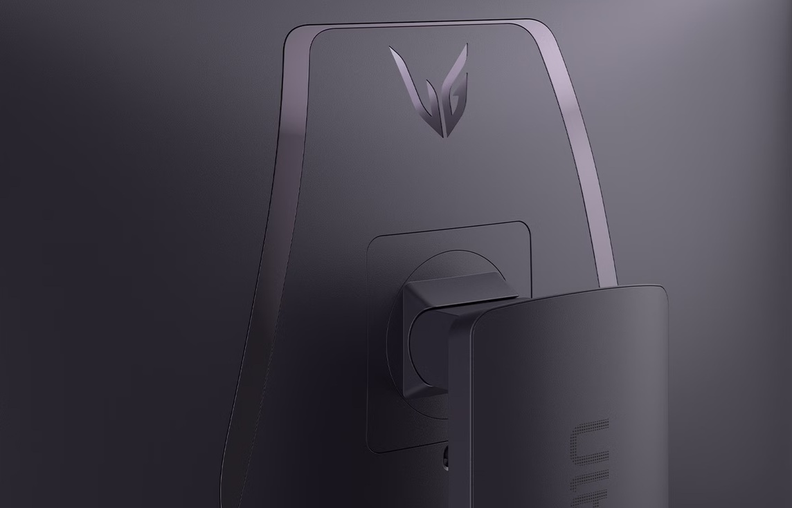 Zbliżenie tyłu czarnego monitora z srebrnym logo.