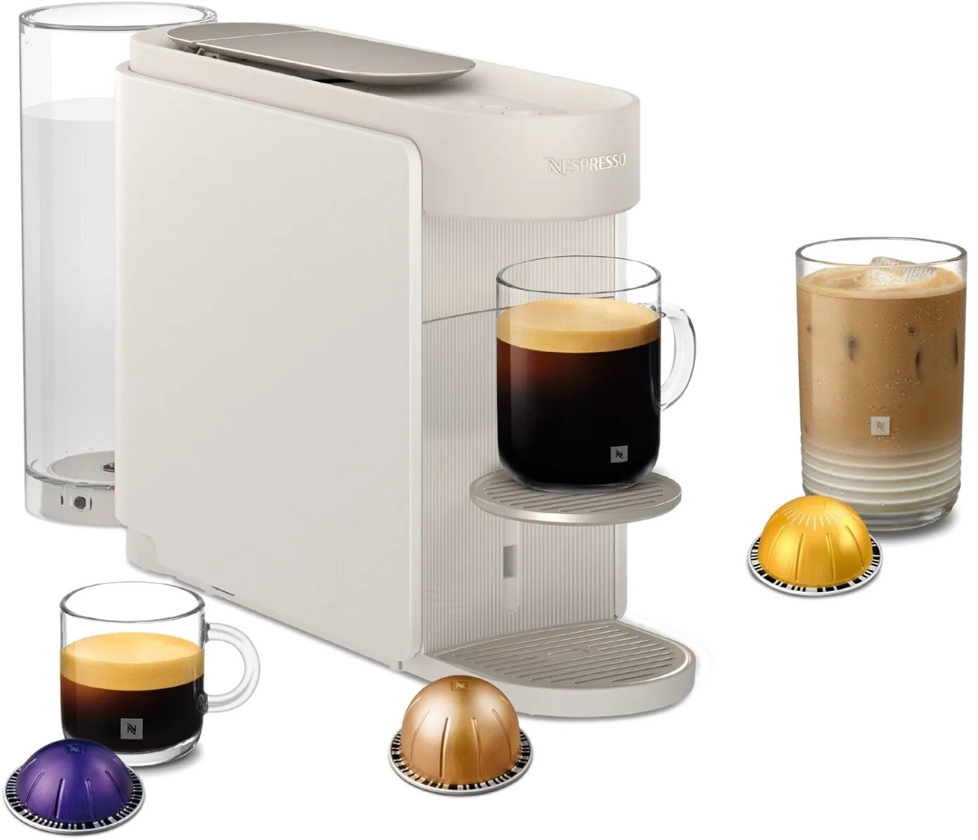 Biała maszyna Nespresso z dwoma filiżankami kawy, mrożoną kawą i kapsułkami.