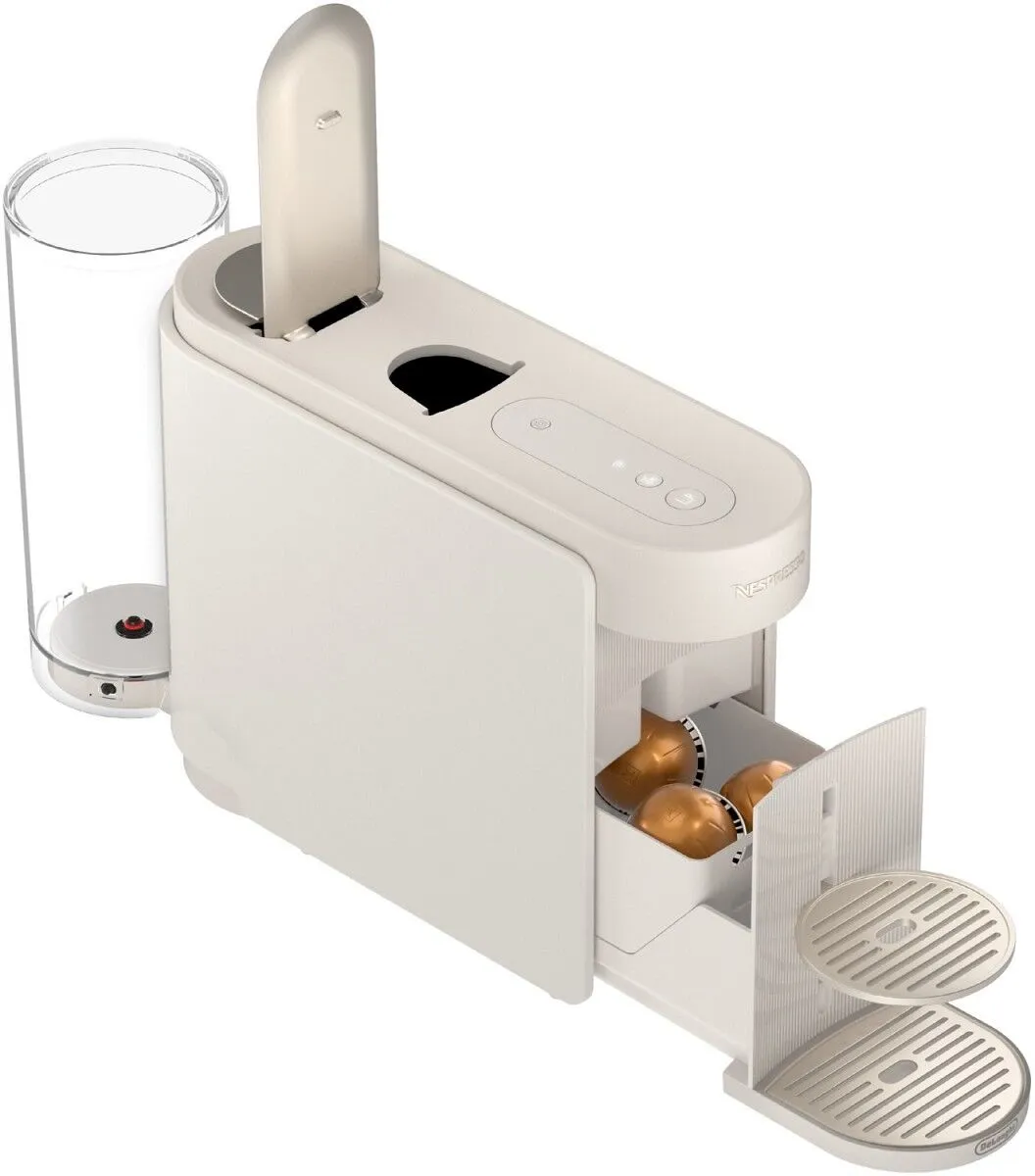 Biała maszynka do kawy na kapsułki z przezroczystym zbiornikiem wody.