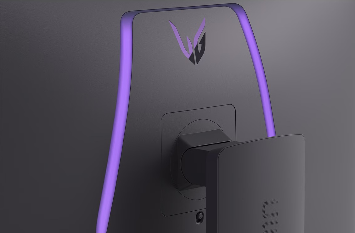 Tył monitora z fioletowym podświetleniem akcentującym i logo.