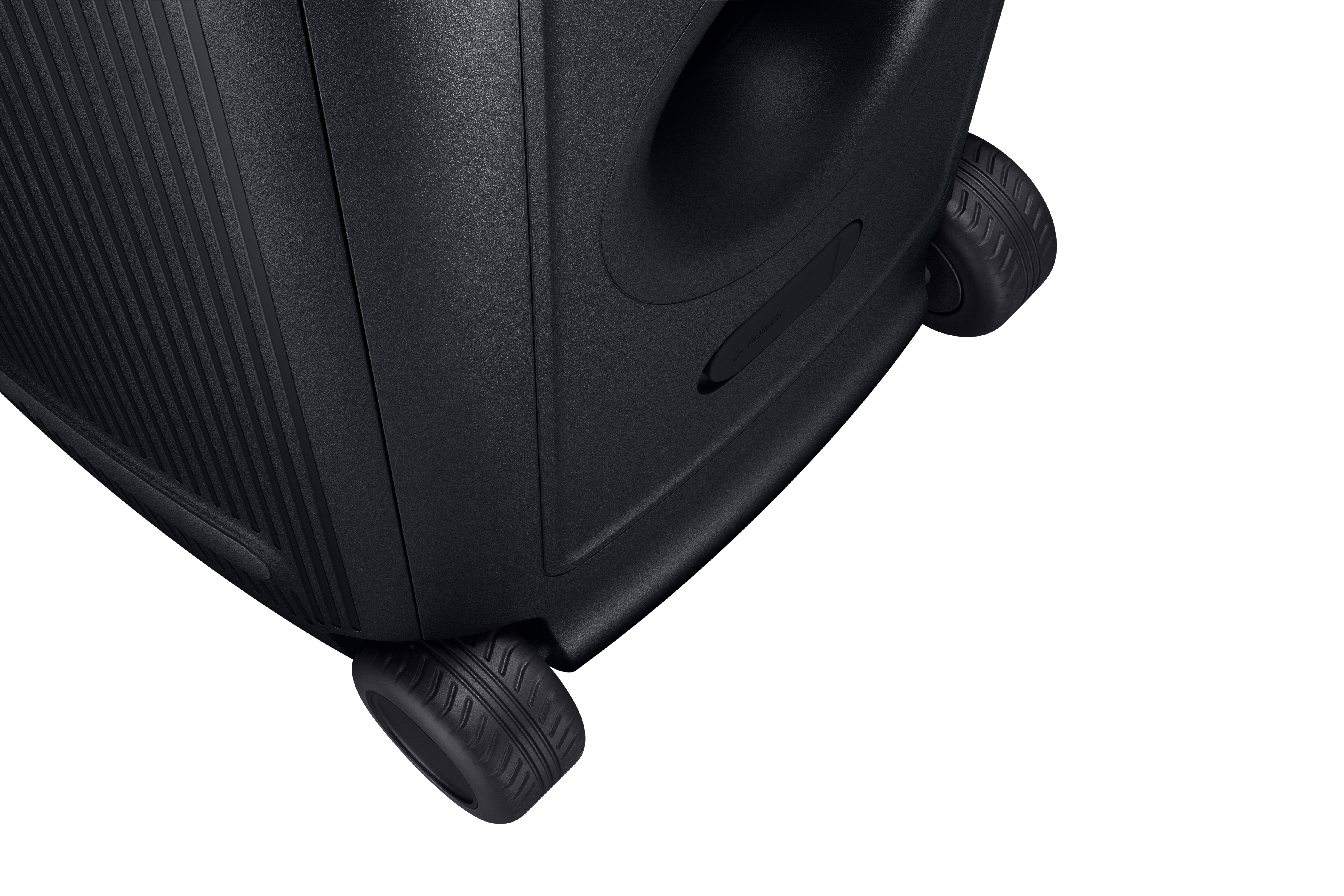 Altavoz negro con ruedas y diseño acanalado.
