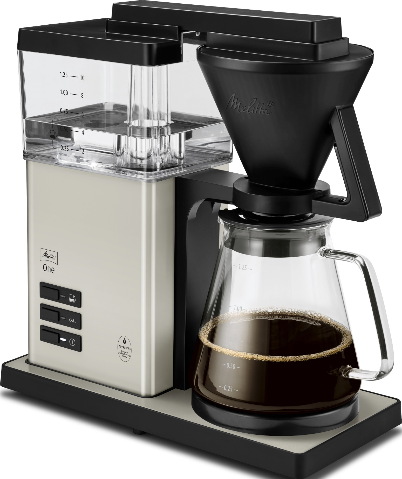 Macchina da caffè color crema con portafiltro nero e caraffa in vetro piena di caffè.