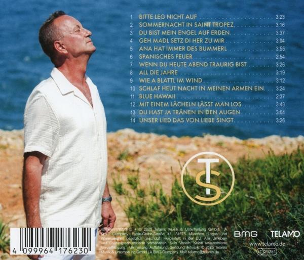 Ein Mann steht am Strand mit Liste und Logo im Hintergrund.