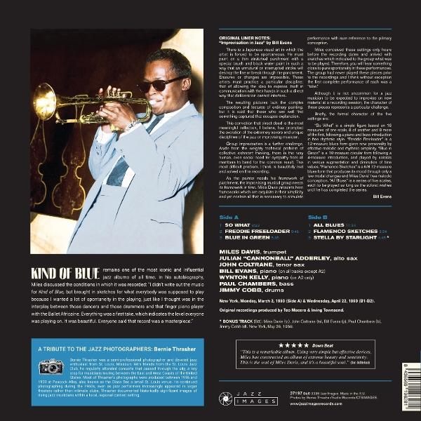 Miles Davis spielt Trompete, trägt Sonnenbrille, im blauen Anzug, im Studio.