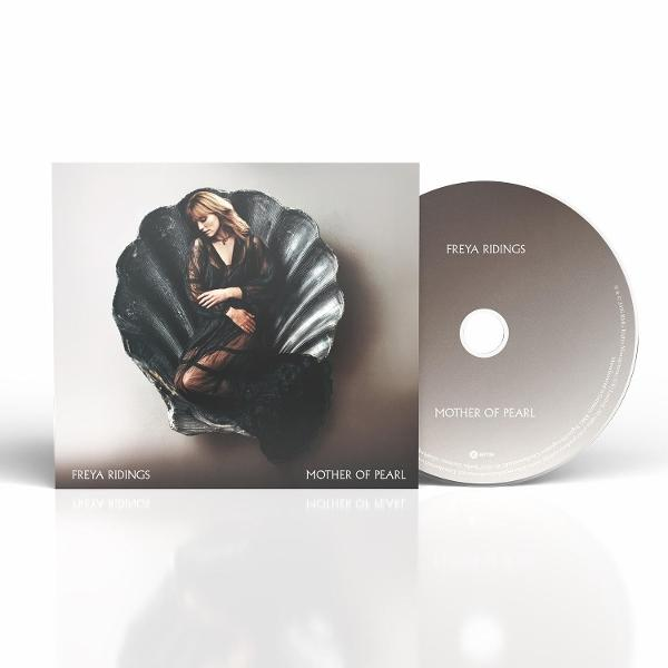 CD-Cover mit Frau in Muschel und CD. Titel: Mother of Pearl.